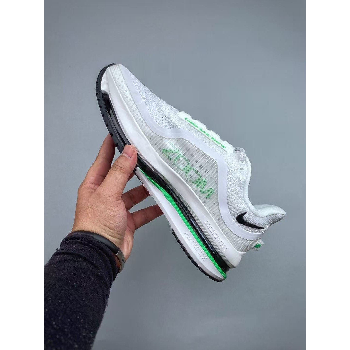 <p>Nike Air Zoom Pegasus Premium 网面全掌气垫缓震跑鞋</p>