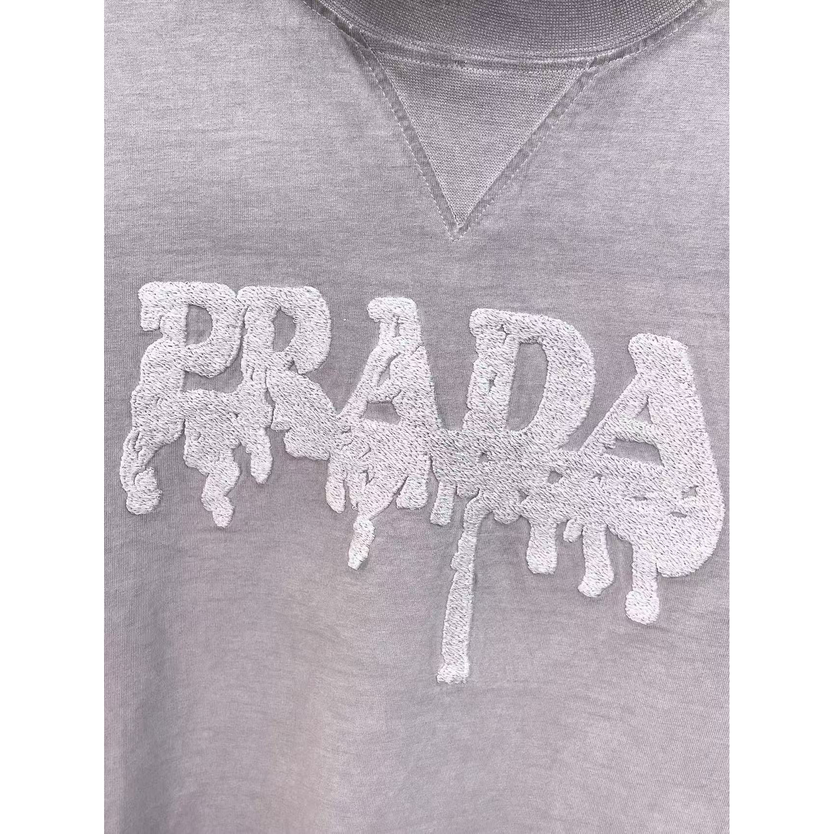 <p>PRADA&nbsp;专柜新款短袖T恤(洗水紫)</p>