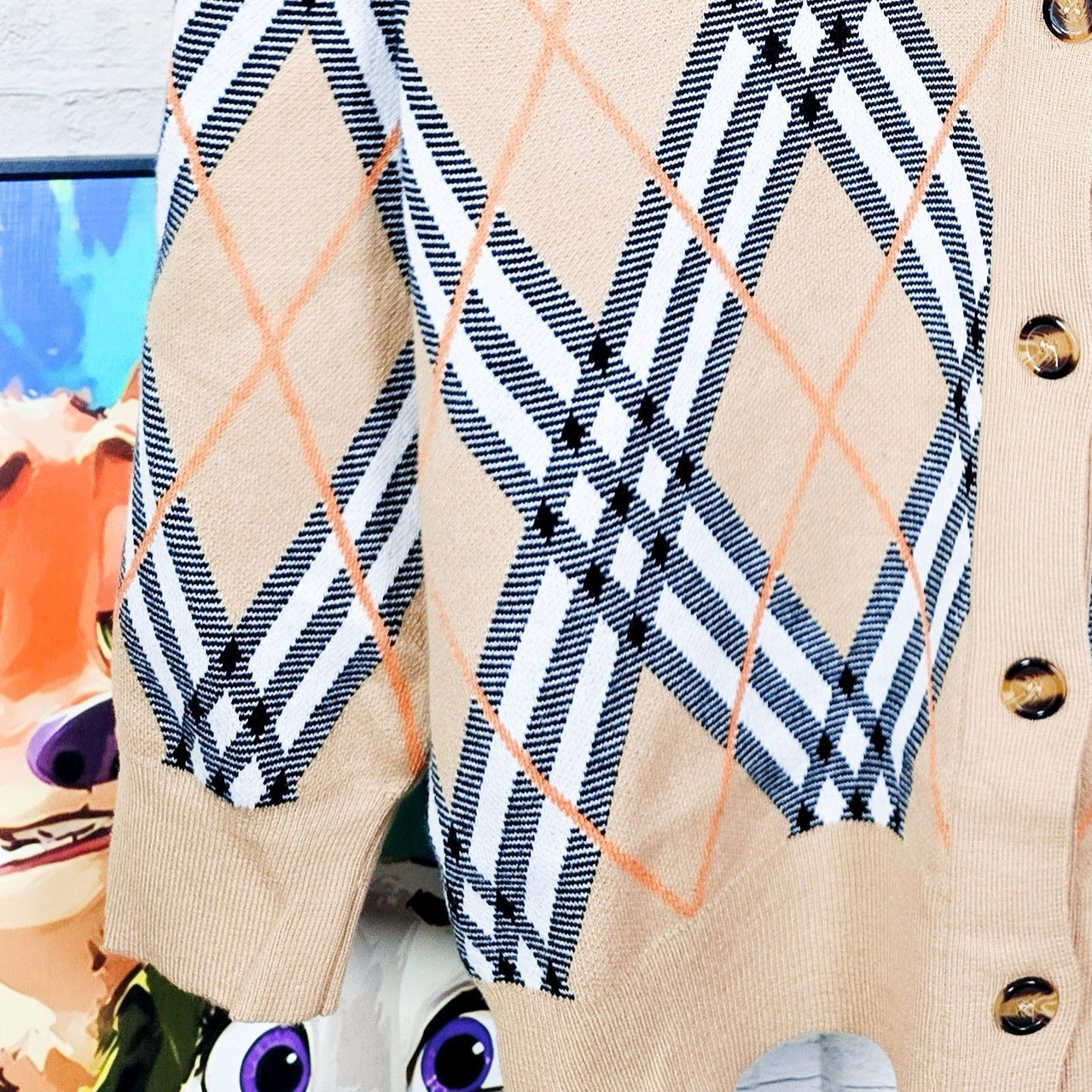 <p>BURBERRY&nbsp;情侣V领针织开衫毛衣(卡其GJ44)</p>