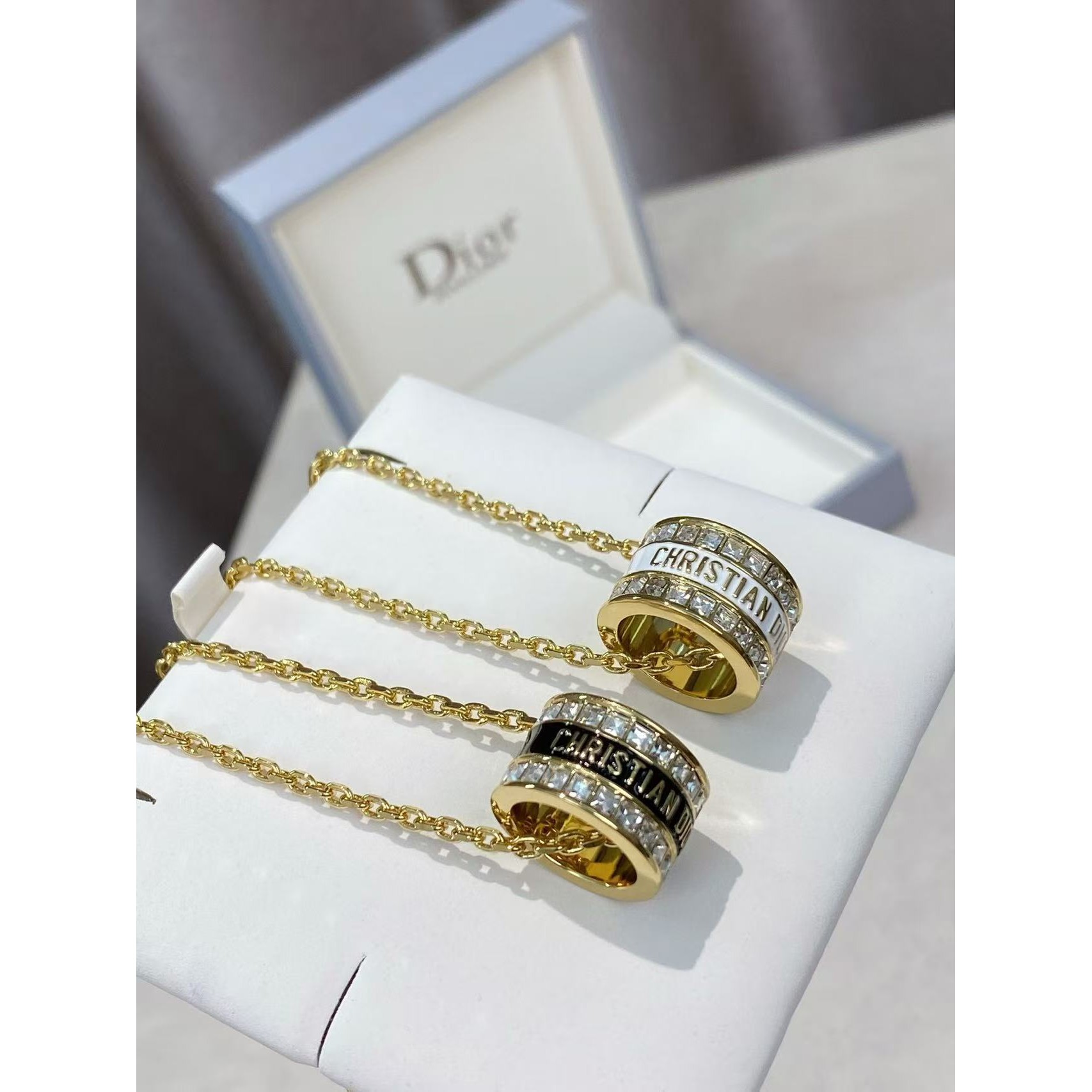 <p>DIOR&nbsp;珐琅字母方钻项链</p>