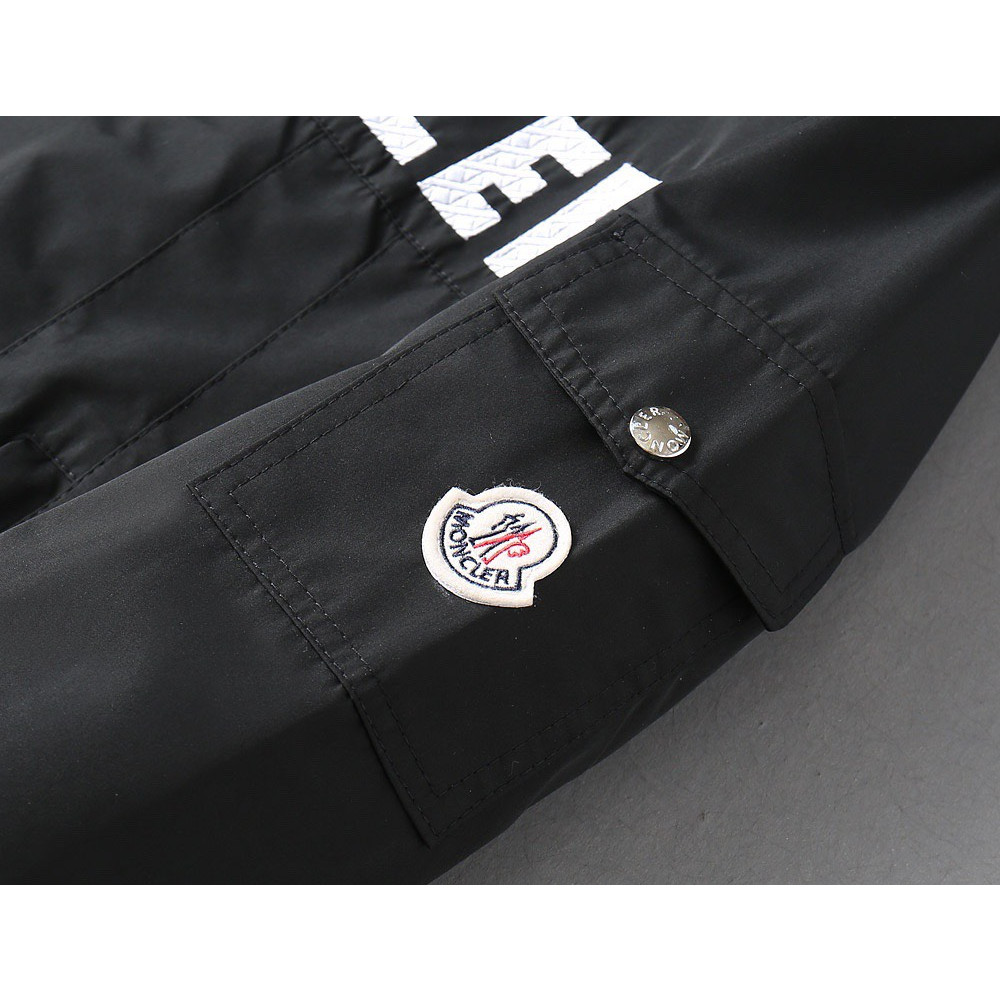 <p>Moncler 新款男士夹克外套<br />
&nbsp;</p>
