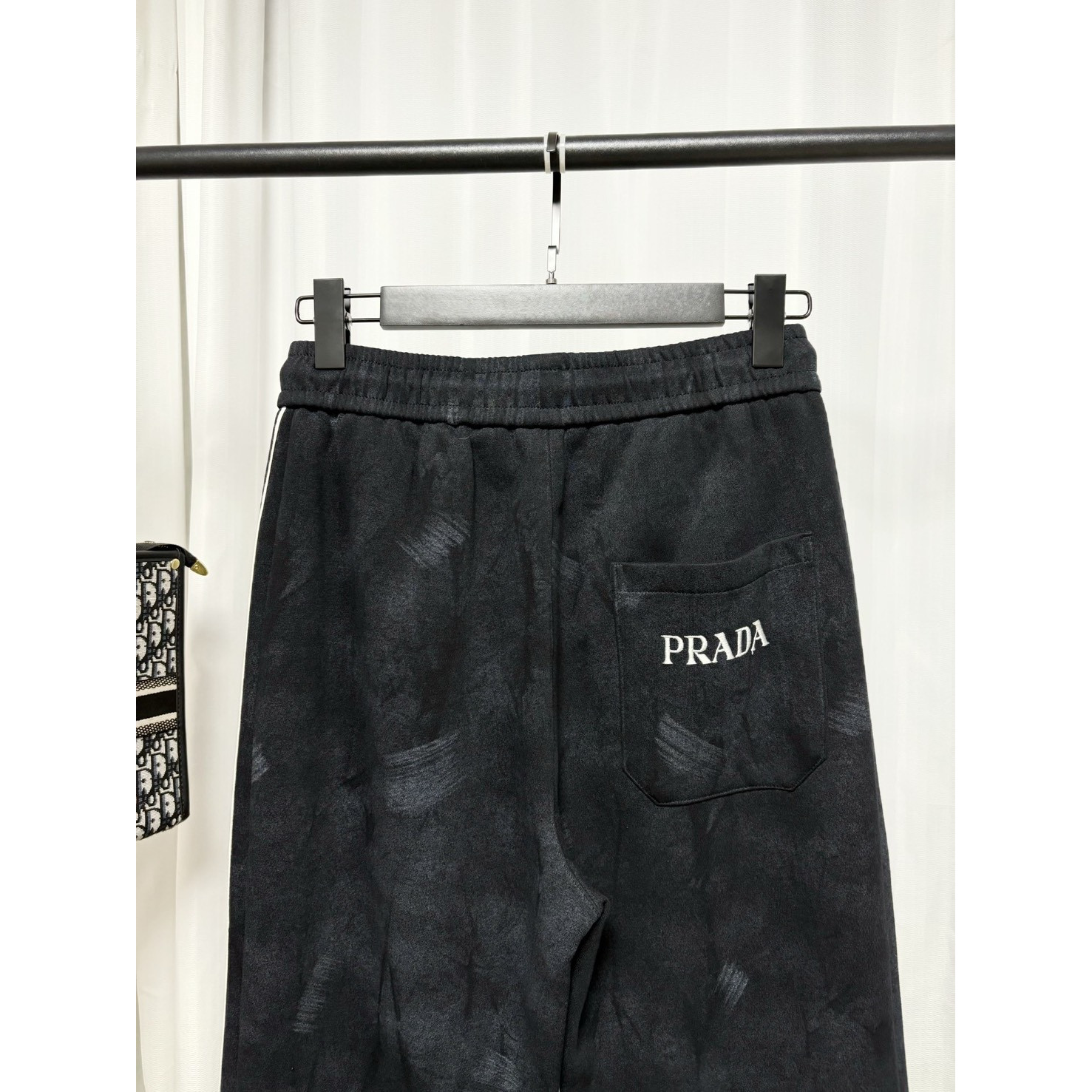 <p>&nbsp;Prada 休闲长裤(黑)</p>