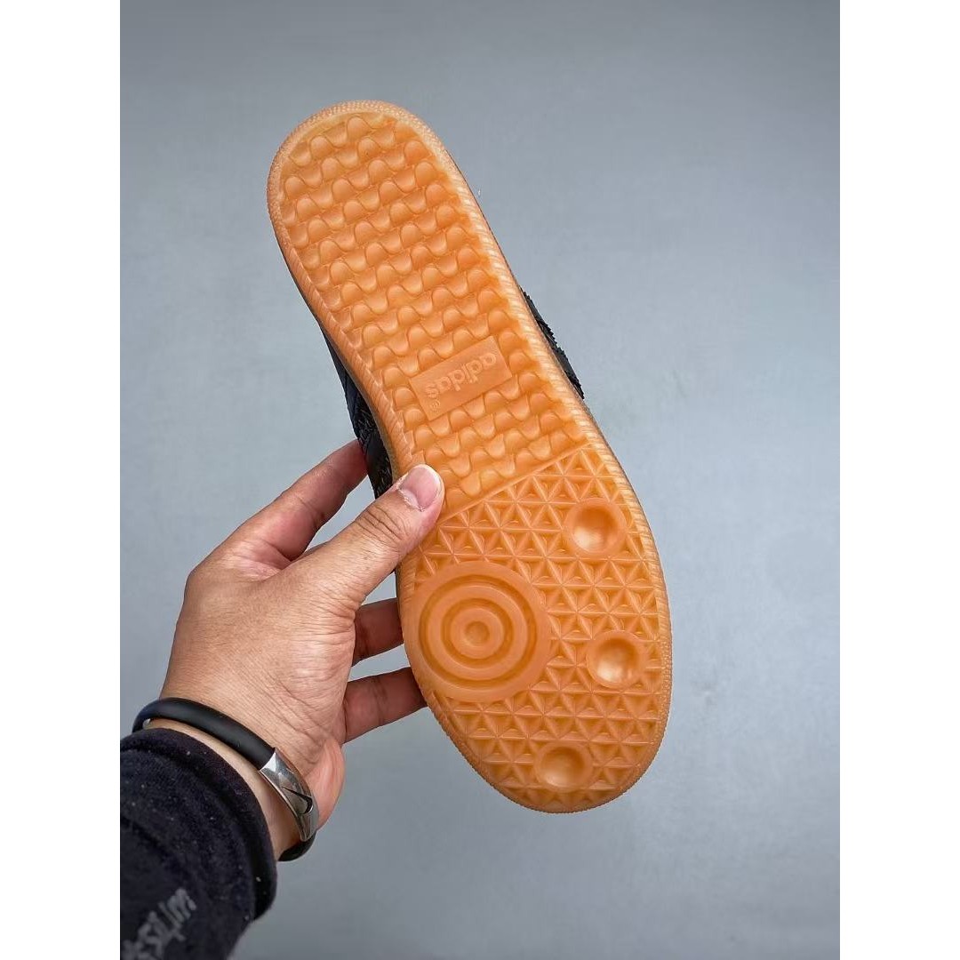 <p>Adidas&nbsp; 包头拖鞋(黑)</p>