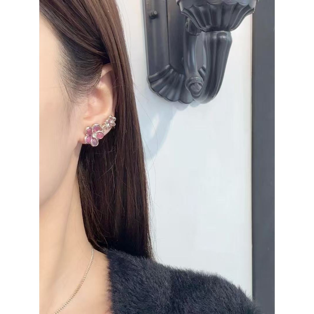 <p>CHANEL&nbsp;粉色山花朵双c耳钉</p>