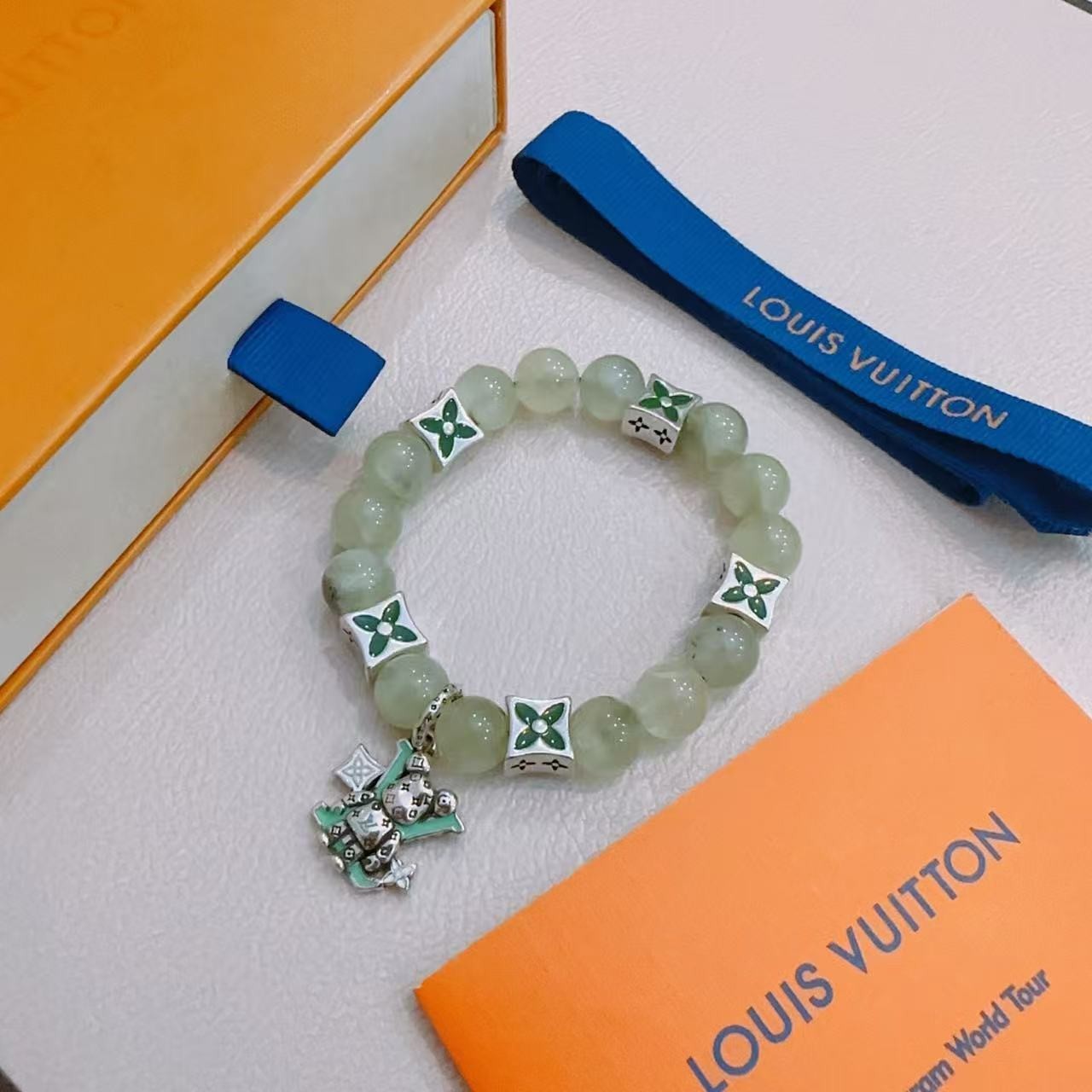 <p>LV 多元素玛瑙泰银风格手链</p>