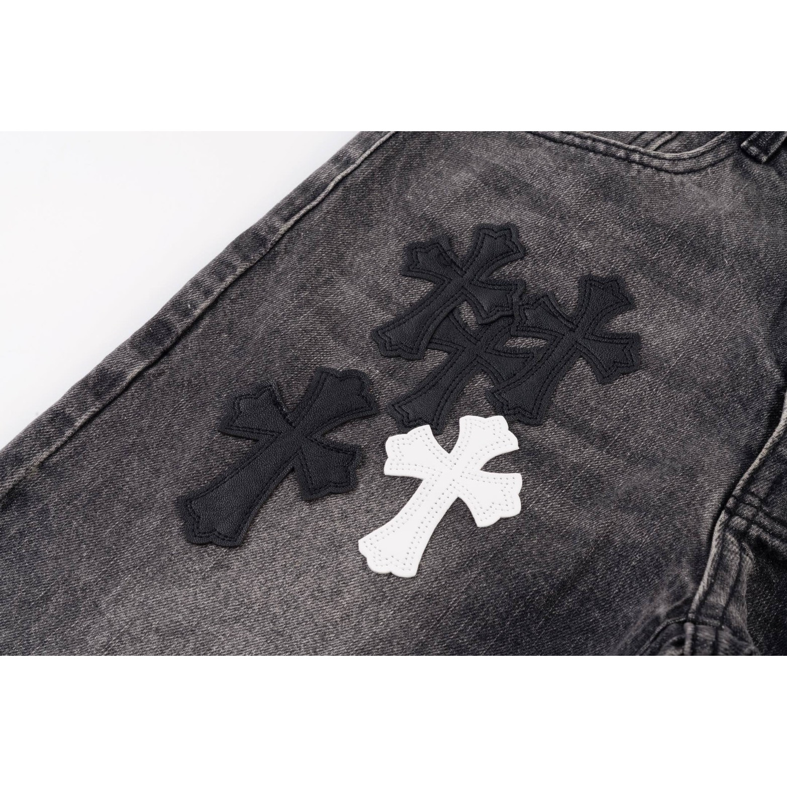 <p>CHROME HEARTS 城市限定火焰黑白贴皮牛仔裤(1566#)</p>