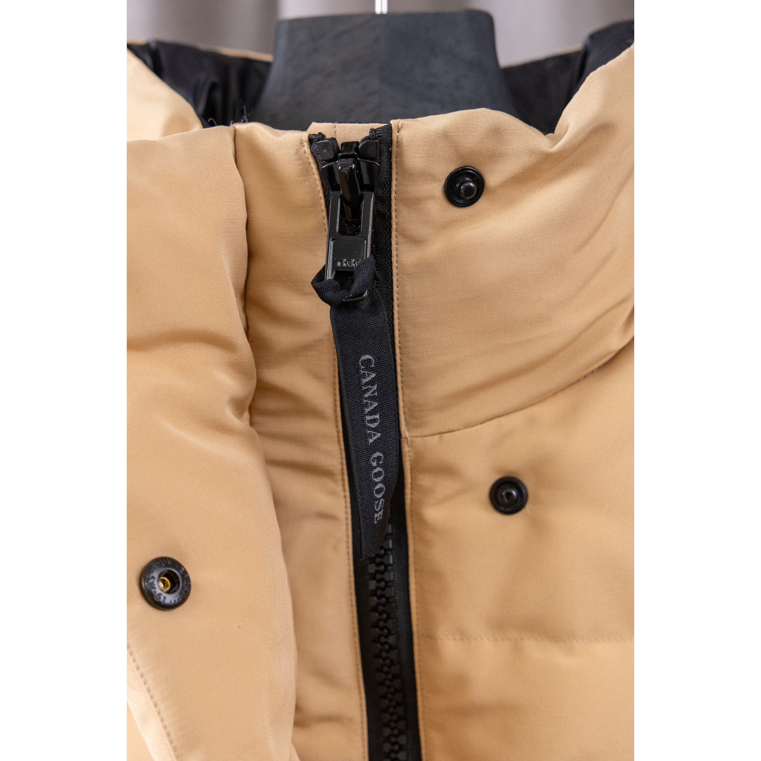 <p>Canada Goose Junction Cropped Puffer 2066 短款羽绒服(卡其色 )</p>