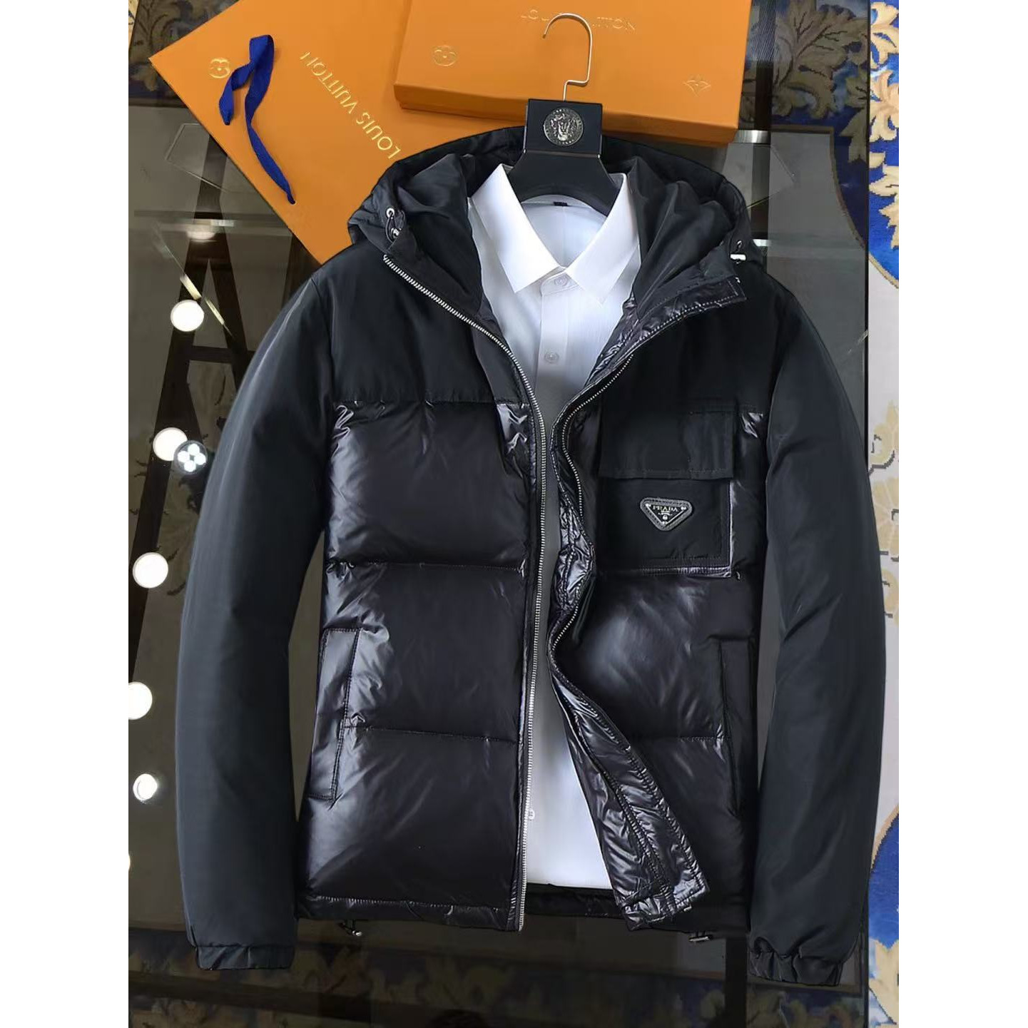 <p>PRADA 新款羽绒服(黑)</p>