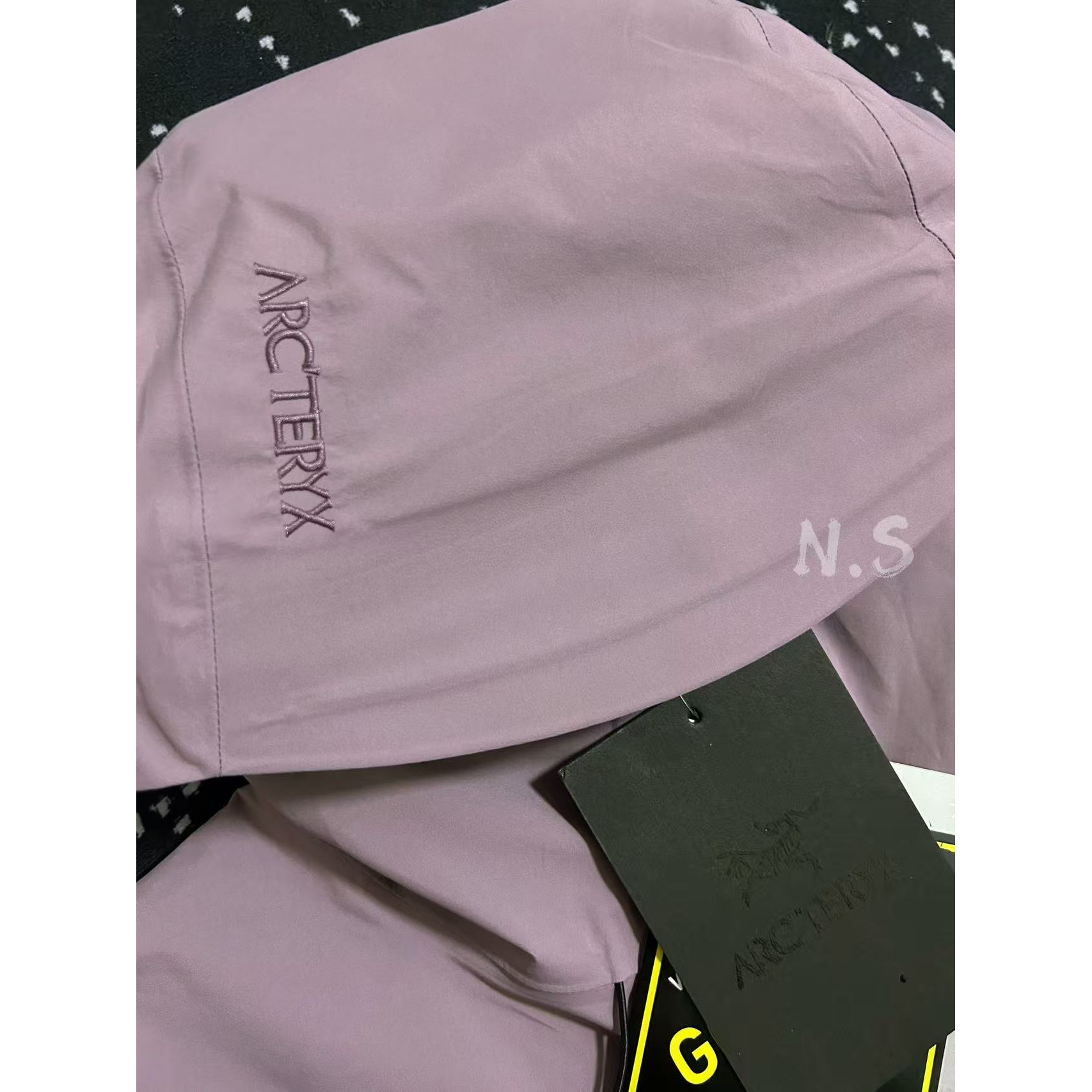 <p>Arc'teryx Beta系列 SL GORE-TEX 硬壳刺绣连帽防水防风透气冲锋衣 (星际紫)</p>