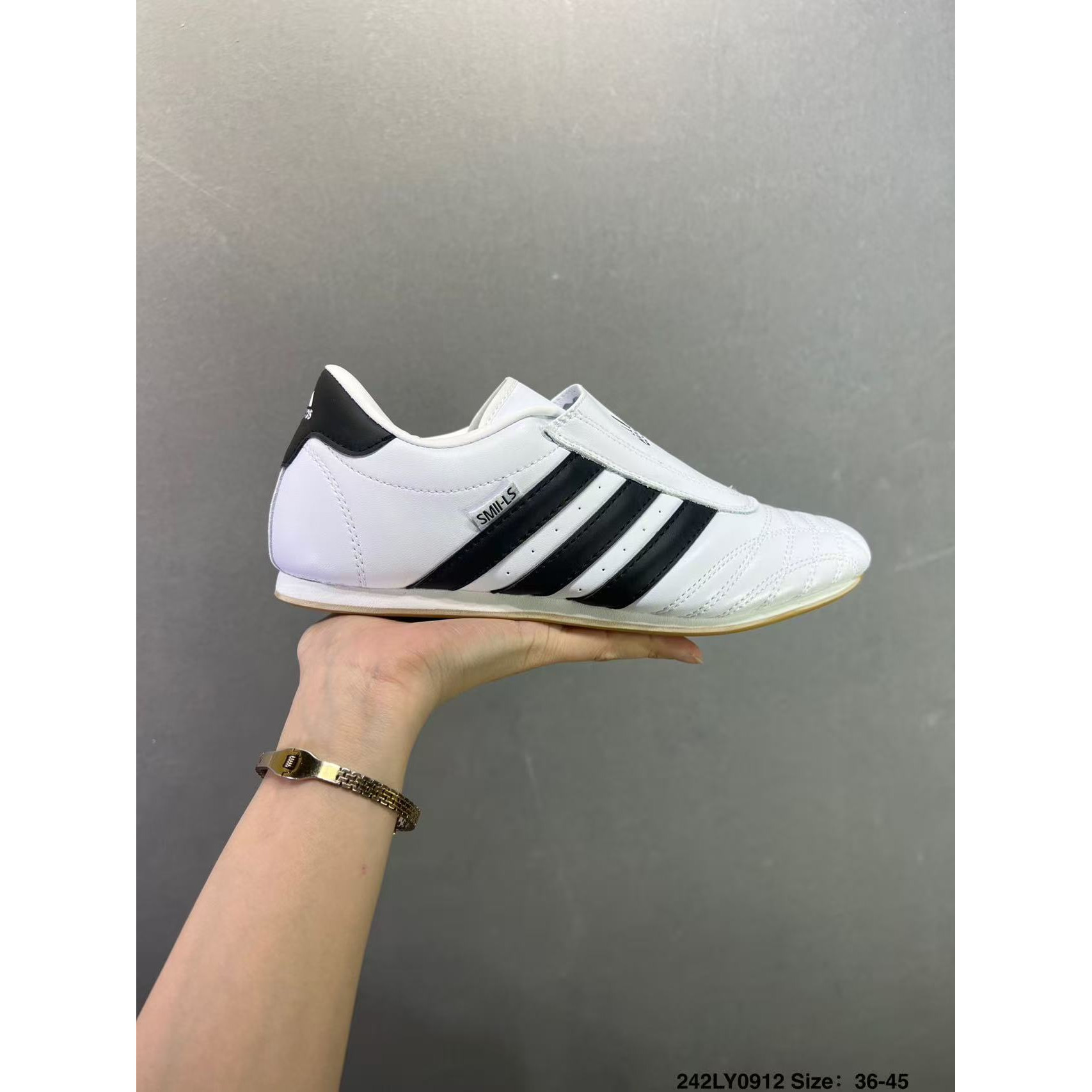 <p>Adidas Originals Taekwondo 训练鞋</p>
