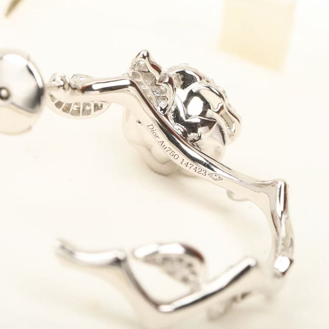 <p>DIOR&nbsp;玫瑰花耳环</p>