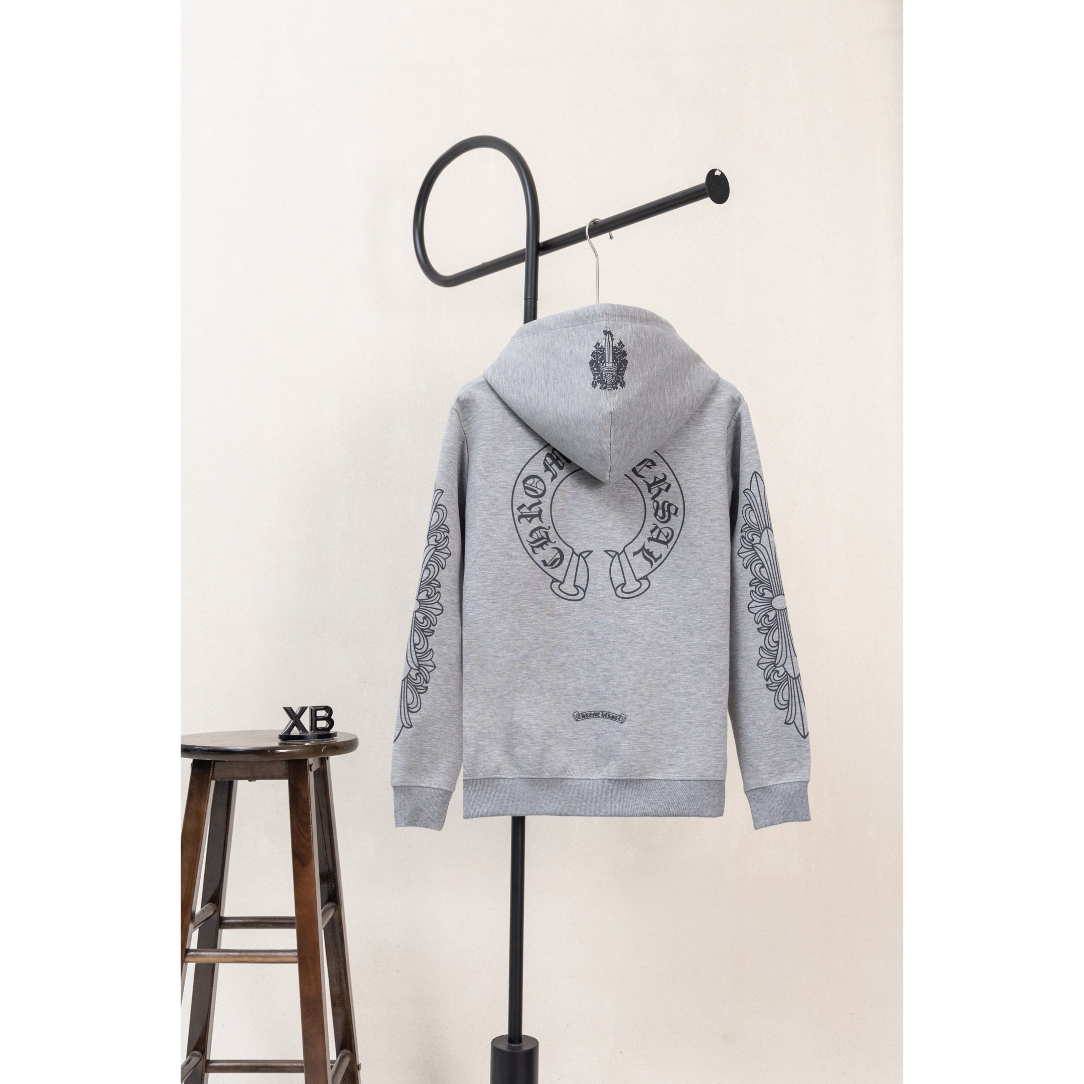 <p>CHROME HEARTS&nbsp;&nbsp;马蹄麒麟臂连帽外套(XB138灰)</p>