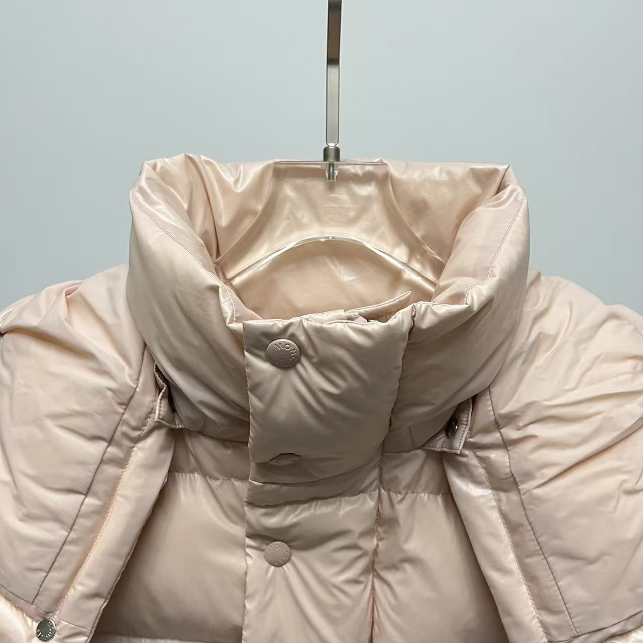 <p>Moncler 70周年双标连帽羽绒服(粉色)</p>