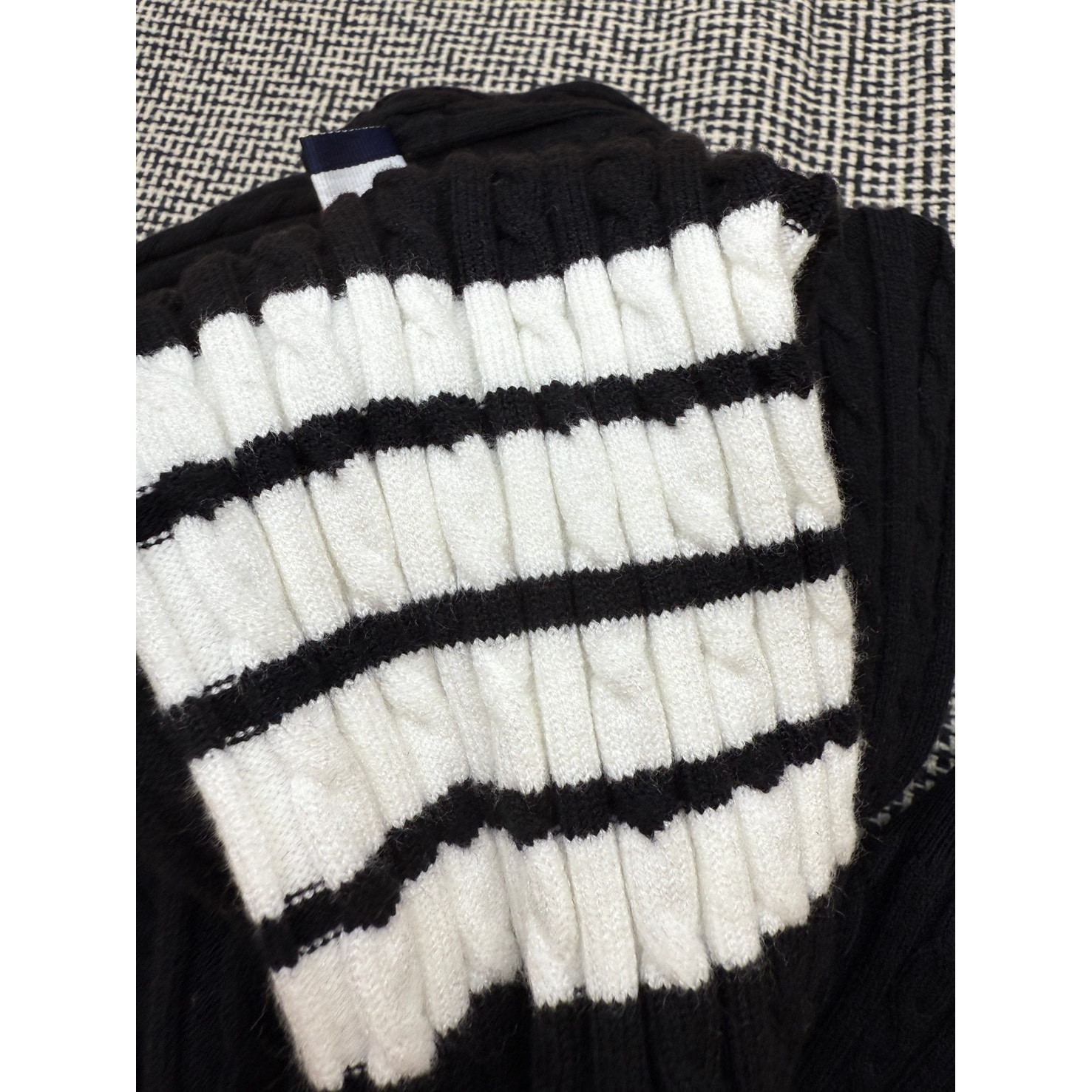 <p>Thom Browne 女款刺绣四杠针织开衫(黑)</p>