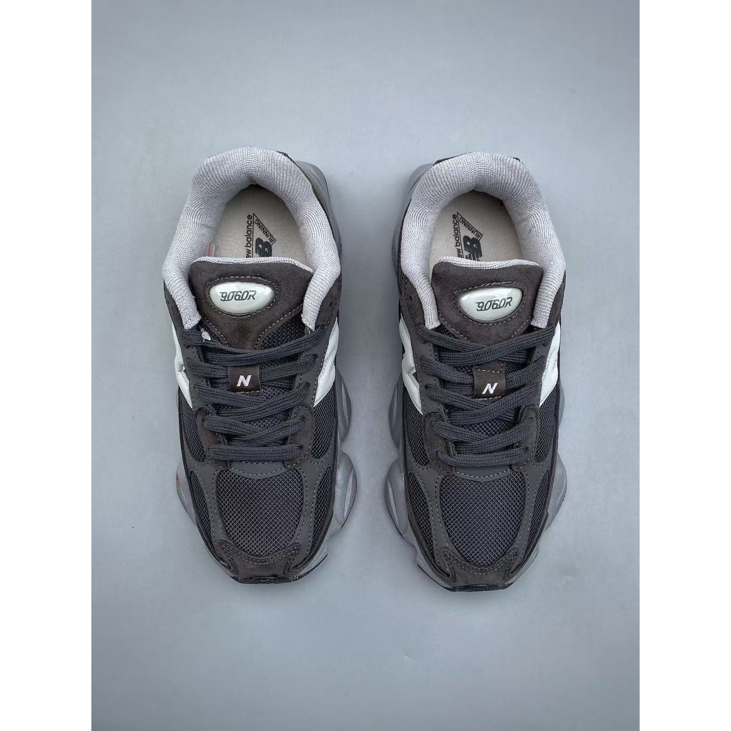 <p>New Balance NB9060 休闲鞋 (黑)&nbsp;</p>