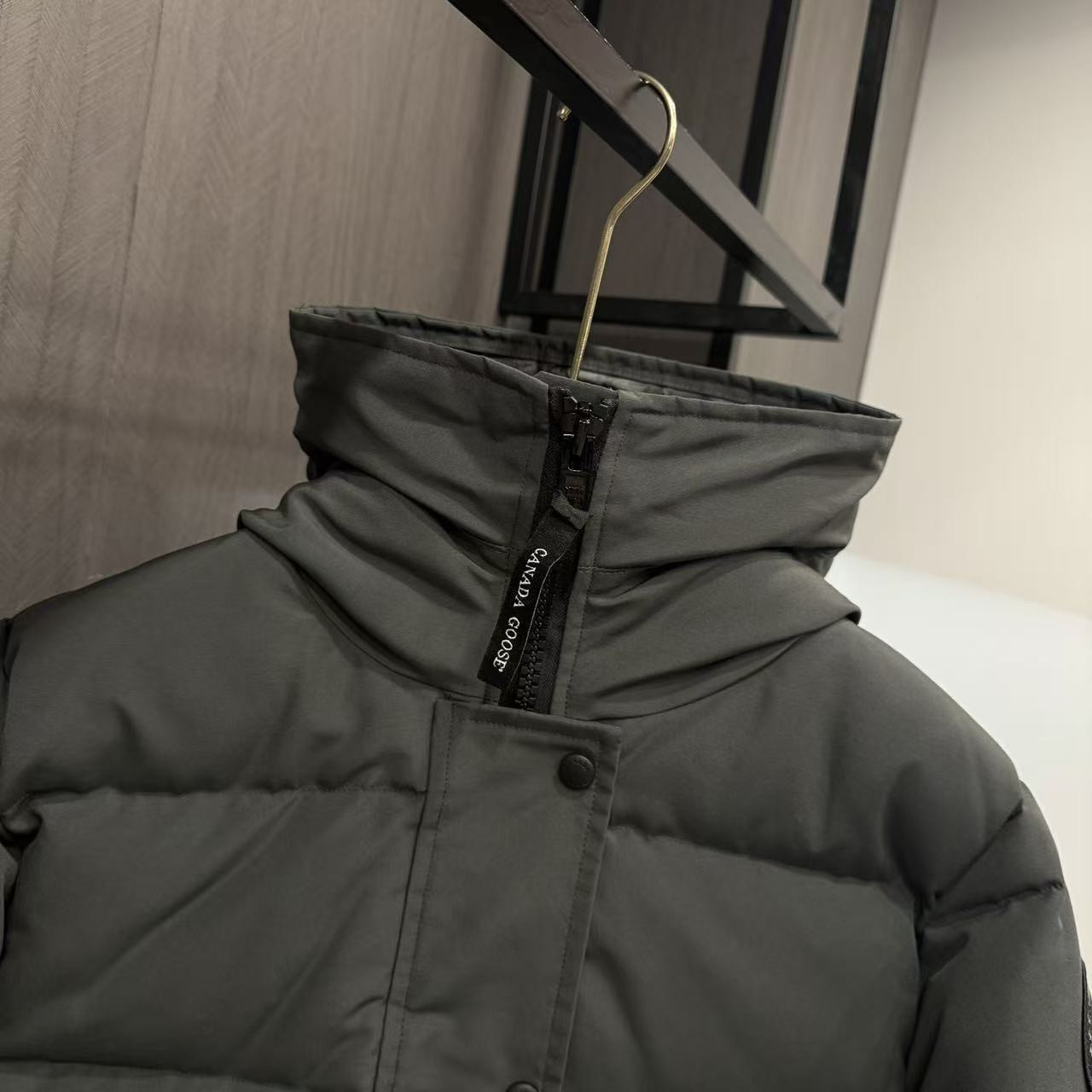 <p>Canada Goose Shelburn*派克大衣羽绒服(灰色黑標)</p>