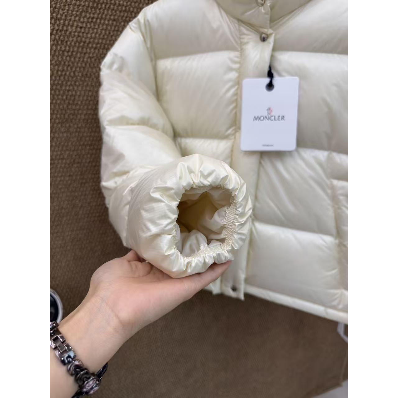 <p>Moncler Tepice女款短款小面包羽绒服(白色)</p>