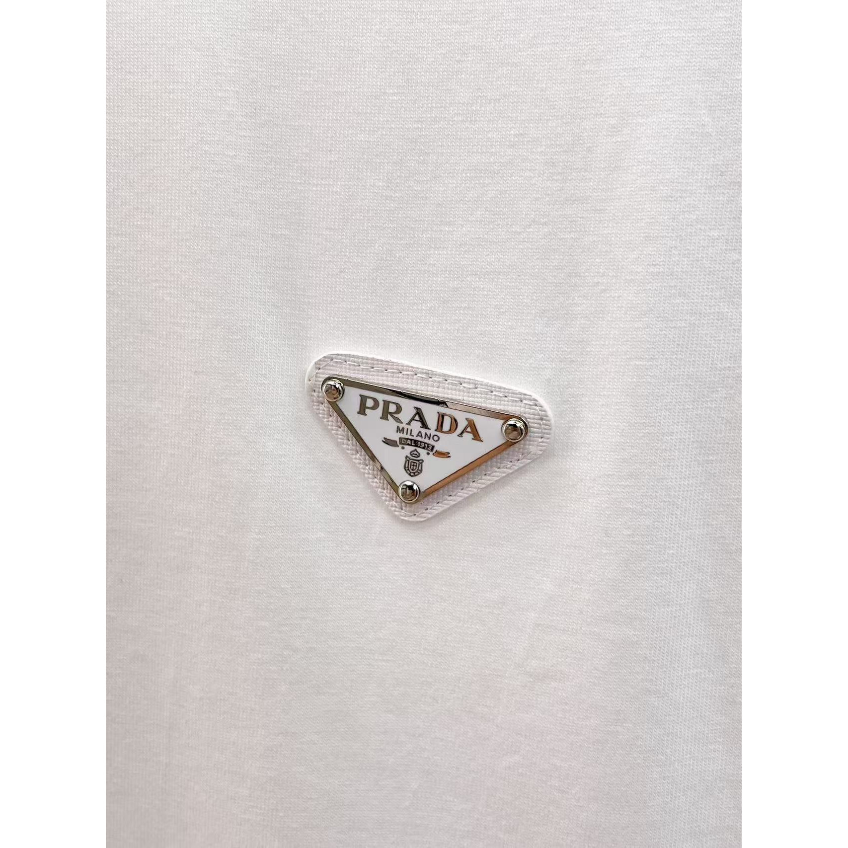 <p>PRADA 专柜新款短袖T恤(白)</p>