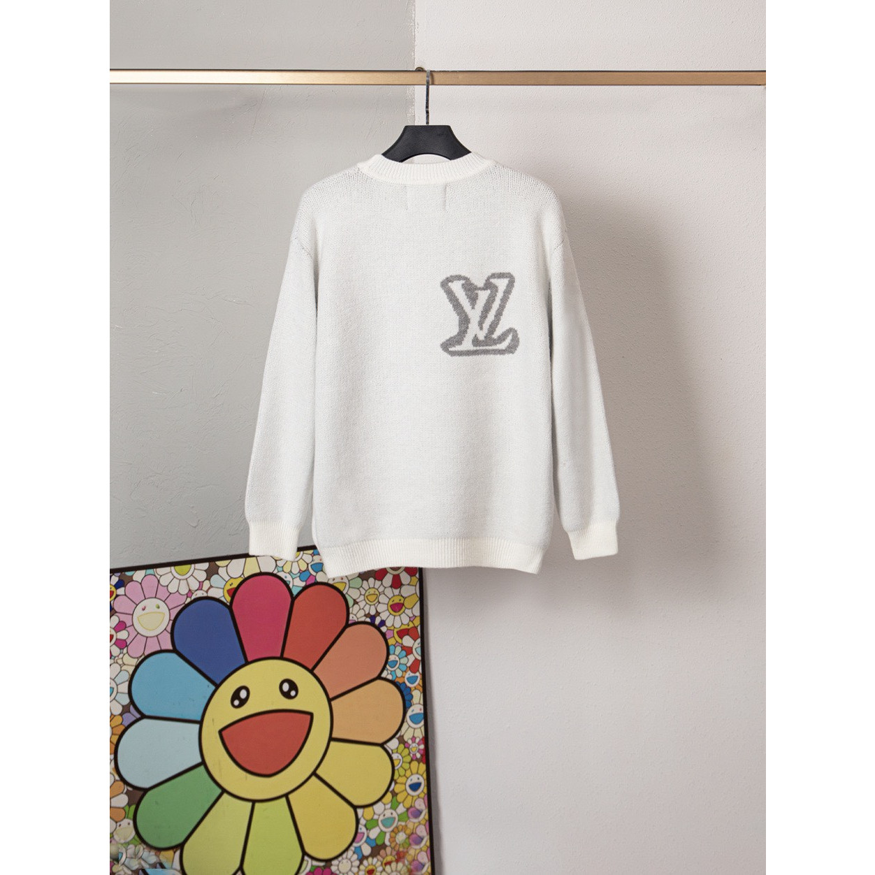 <p>LV 前后大标logo针织毛衣(白DZ38)</p>