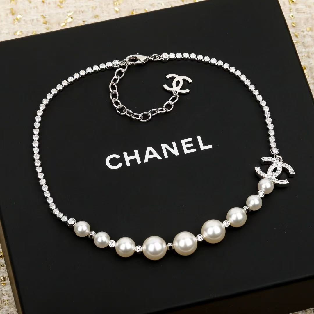 <p>CHANEL&nbsp; 银色水钻珍珠项链</p>