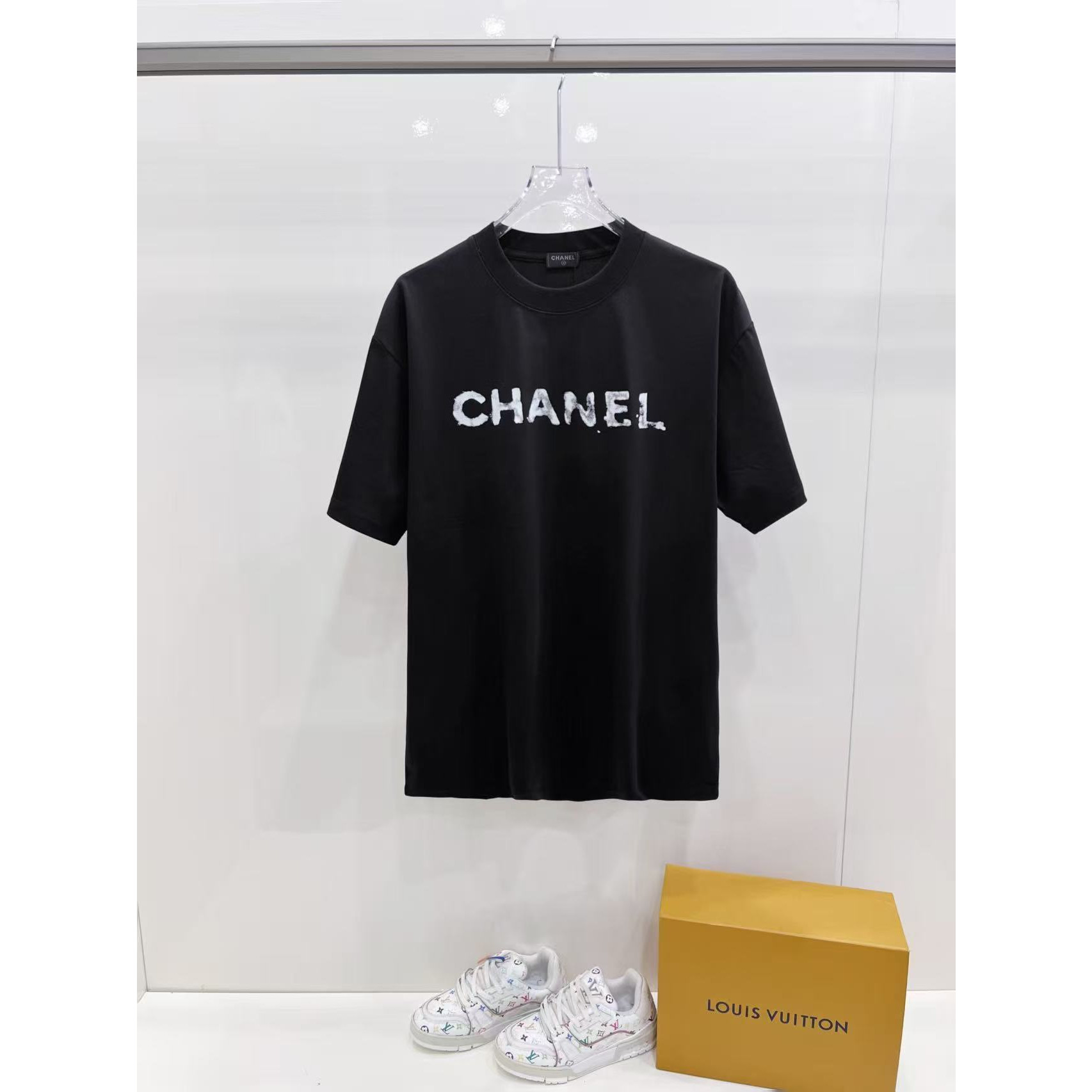 <p>CHANEL 短袖圆领T恤(黑)</p>