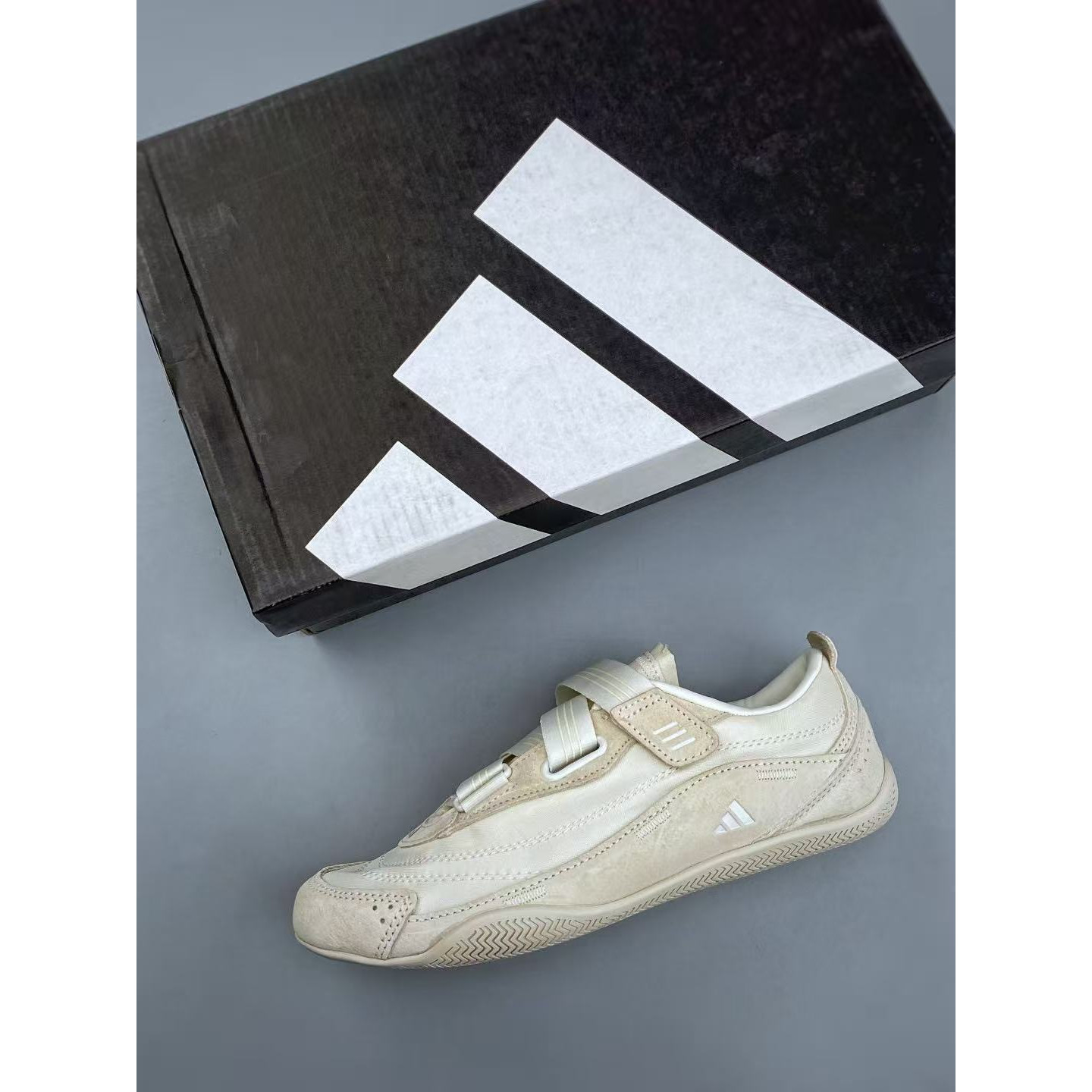 <p>Adidas URBAN REVERIE&nbsp; 生活休闲鞋(白)</p>