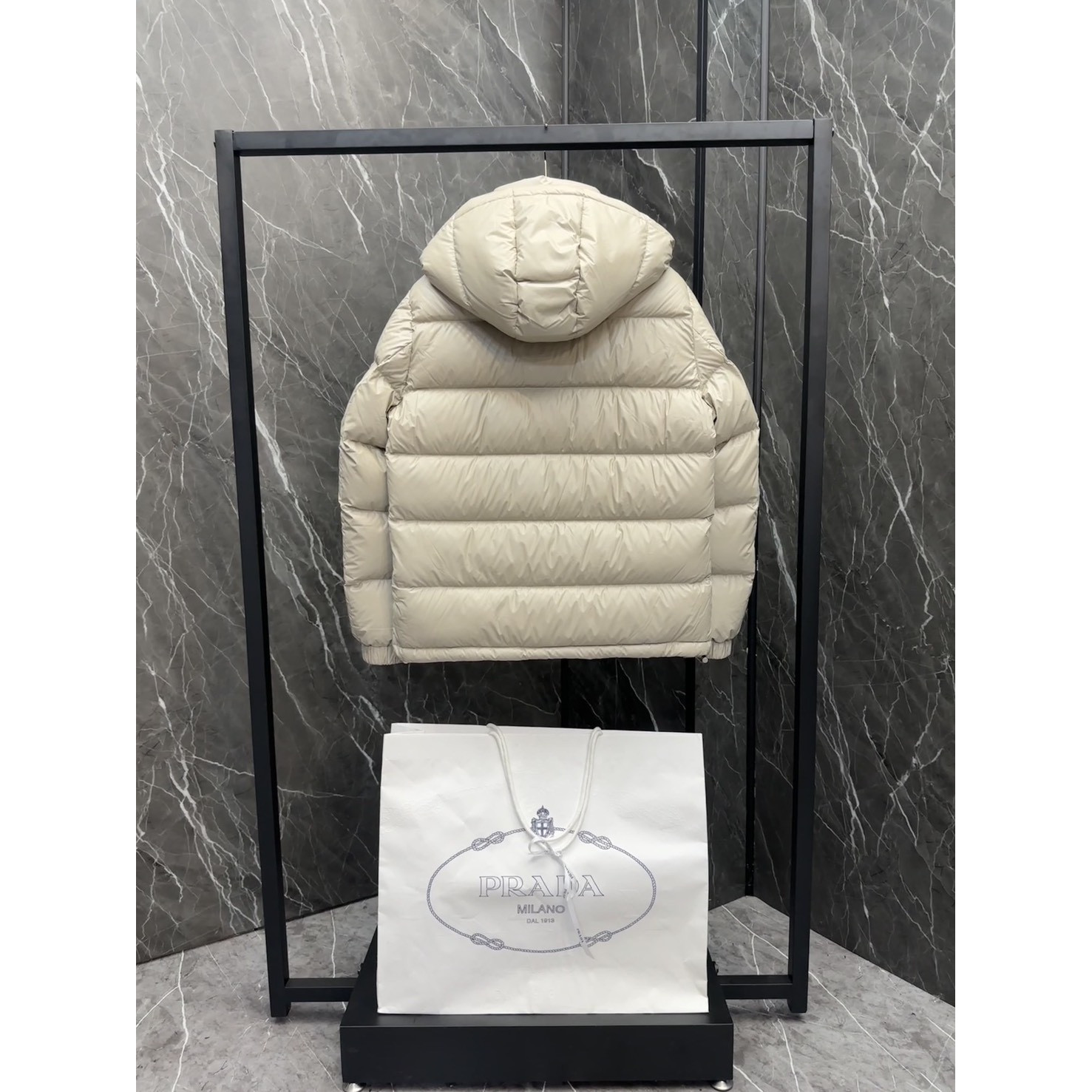 <p>PRADA 新款羽绒服(白)</p>