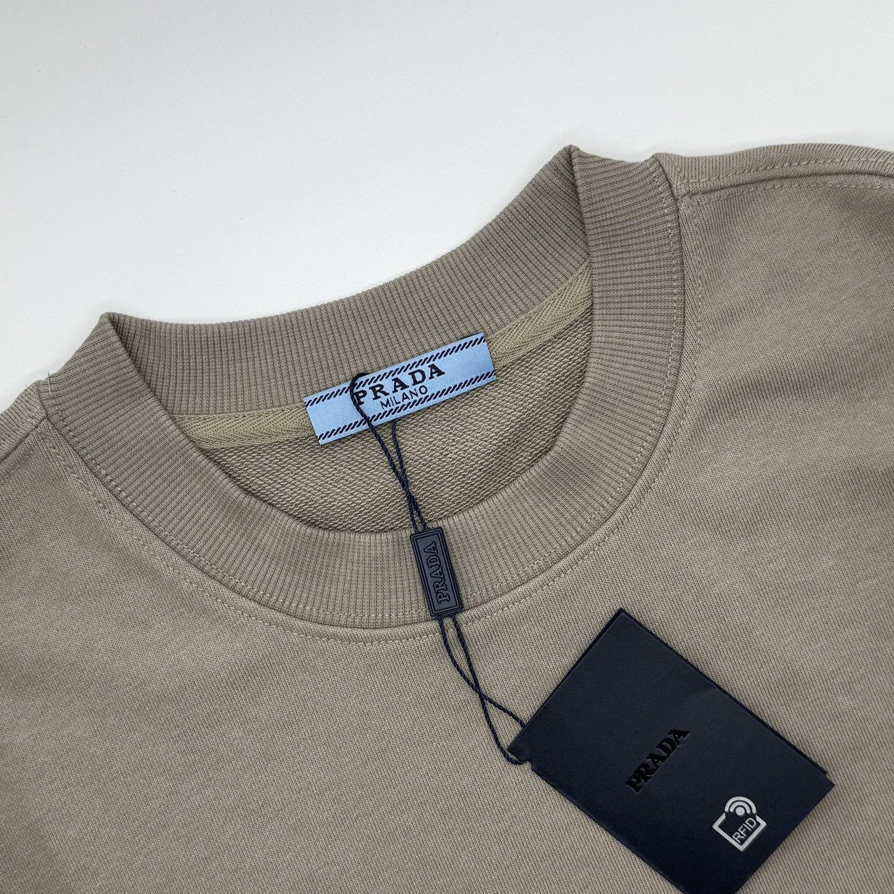 <p>PRADA&nbsp;刺绣字母T恤(咖啡色)</p>