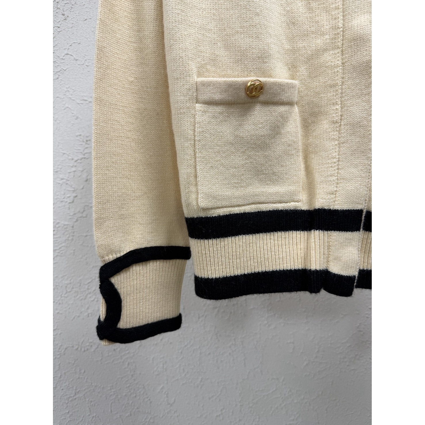 <p>Chanel 羊绒针织开衫(卡其)</p>