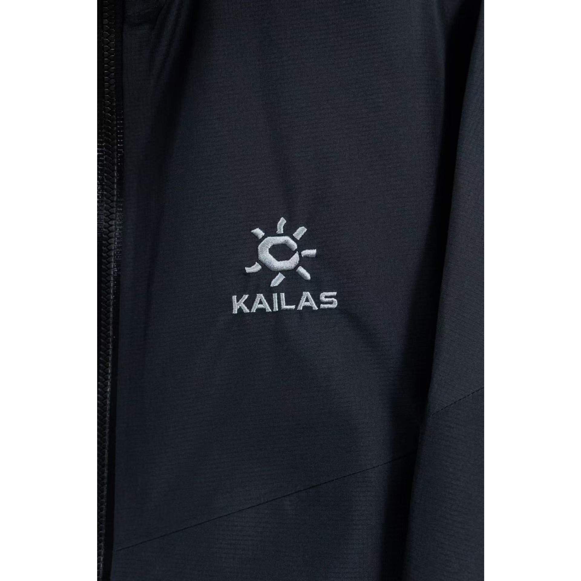 <p>KAILAS 双开拉链轻薄冲锋衣(极简黑)</p>