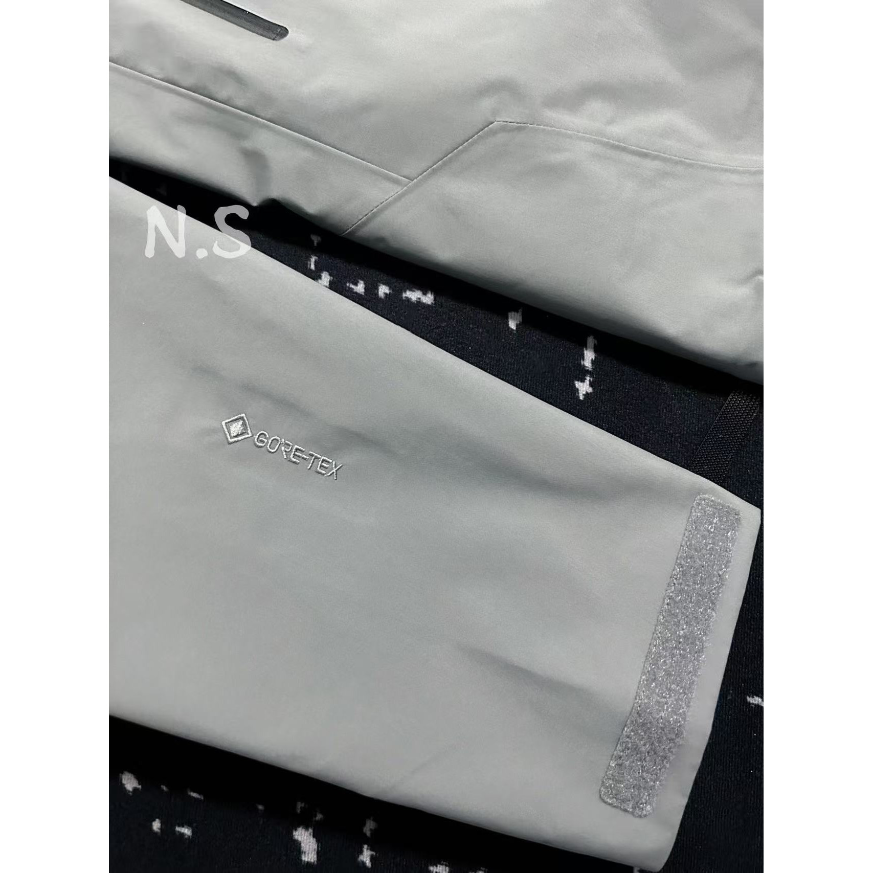 <p>Arc'teryx Beta系列 SL GORE-TEX 硬壳刺绣连帽防水防风透气冲锋衣 (空間灰)</p>