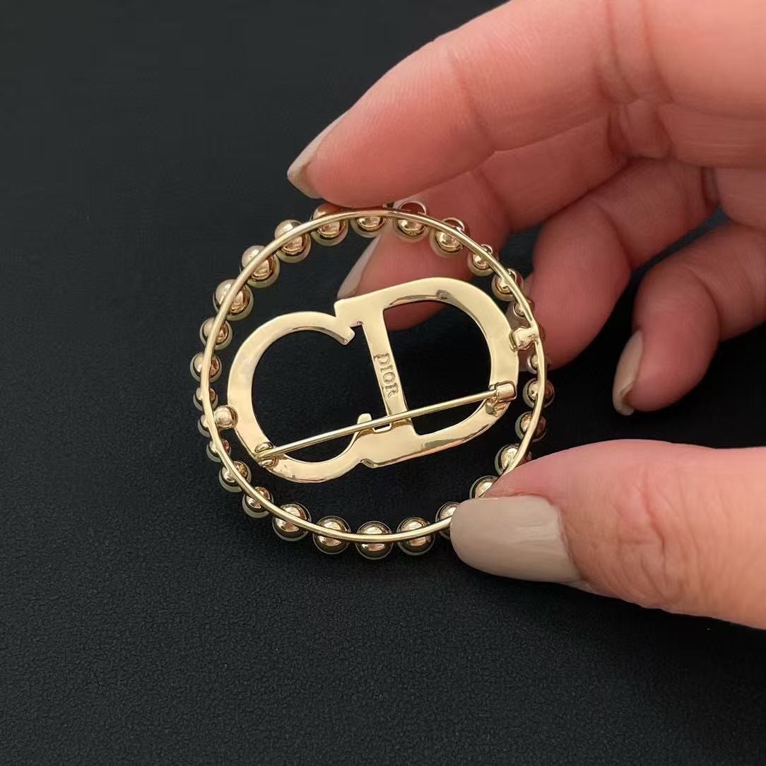 <p>DIOR&nbsp;珍珠胸针</p>