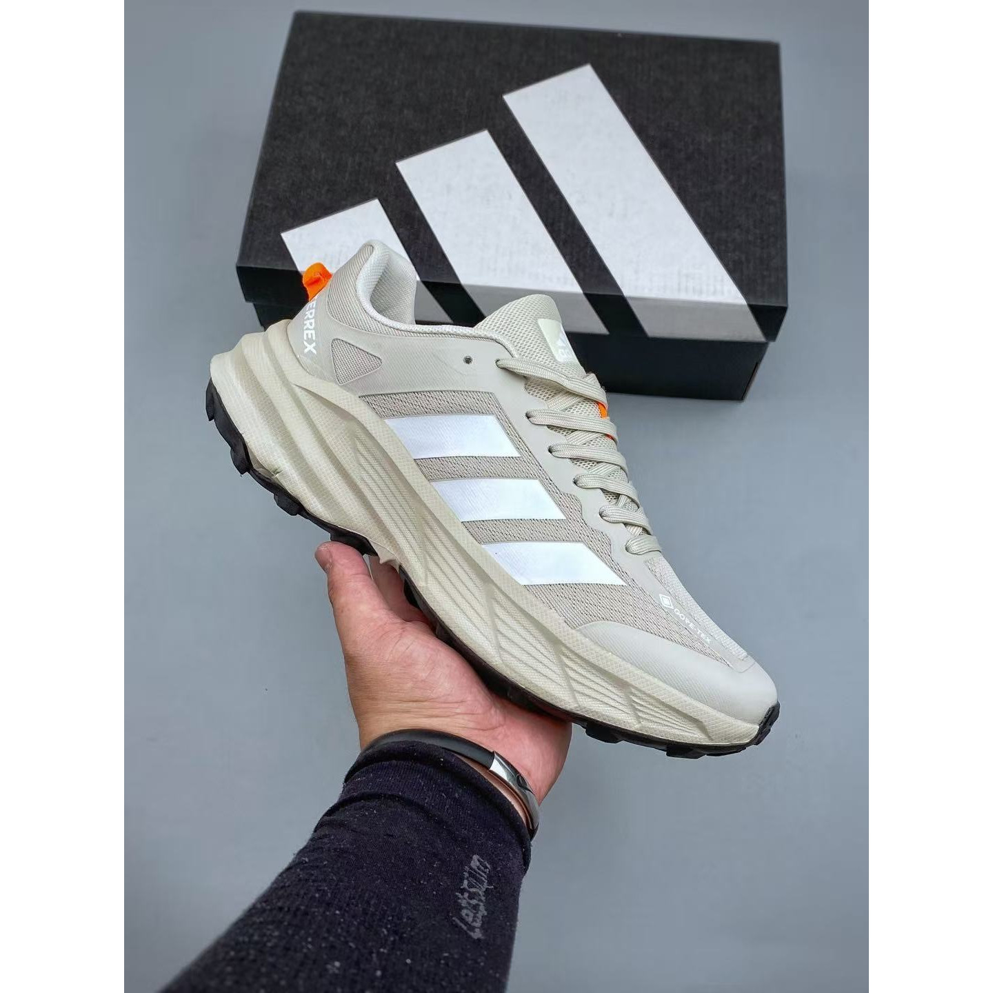 <p>Adidas TERREX FREEHIKR SL GTX 徒步鞋&nbsp;</p>