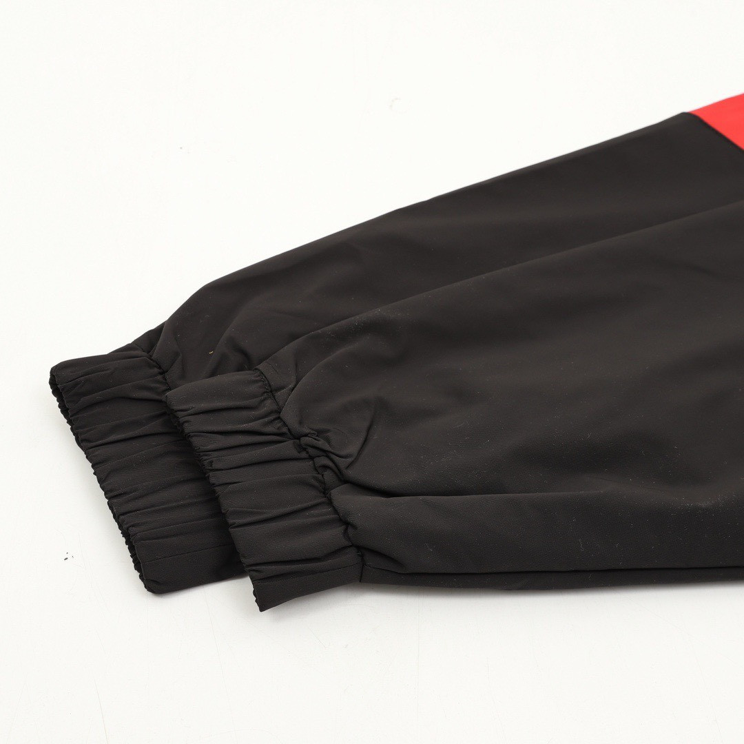 <p>Balenciaga 拼接徽标夹克外套(黑)</p>