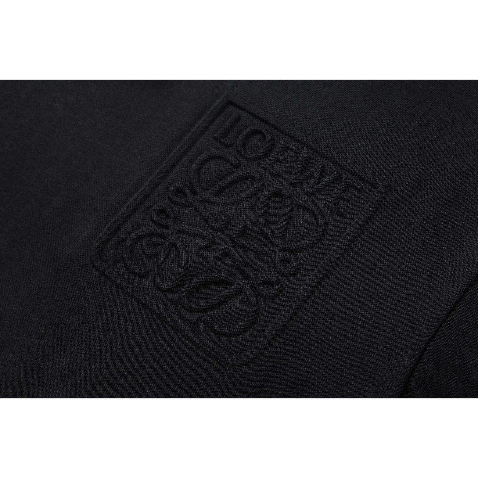 <p>&nbsp;LOEWE &nbsp;logo压花短袖T恤(黑)</p>