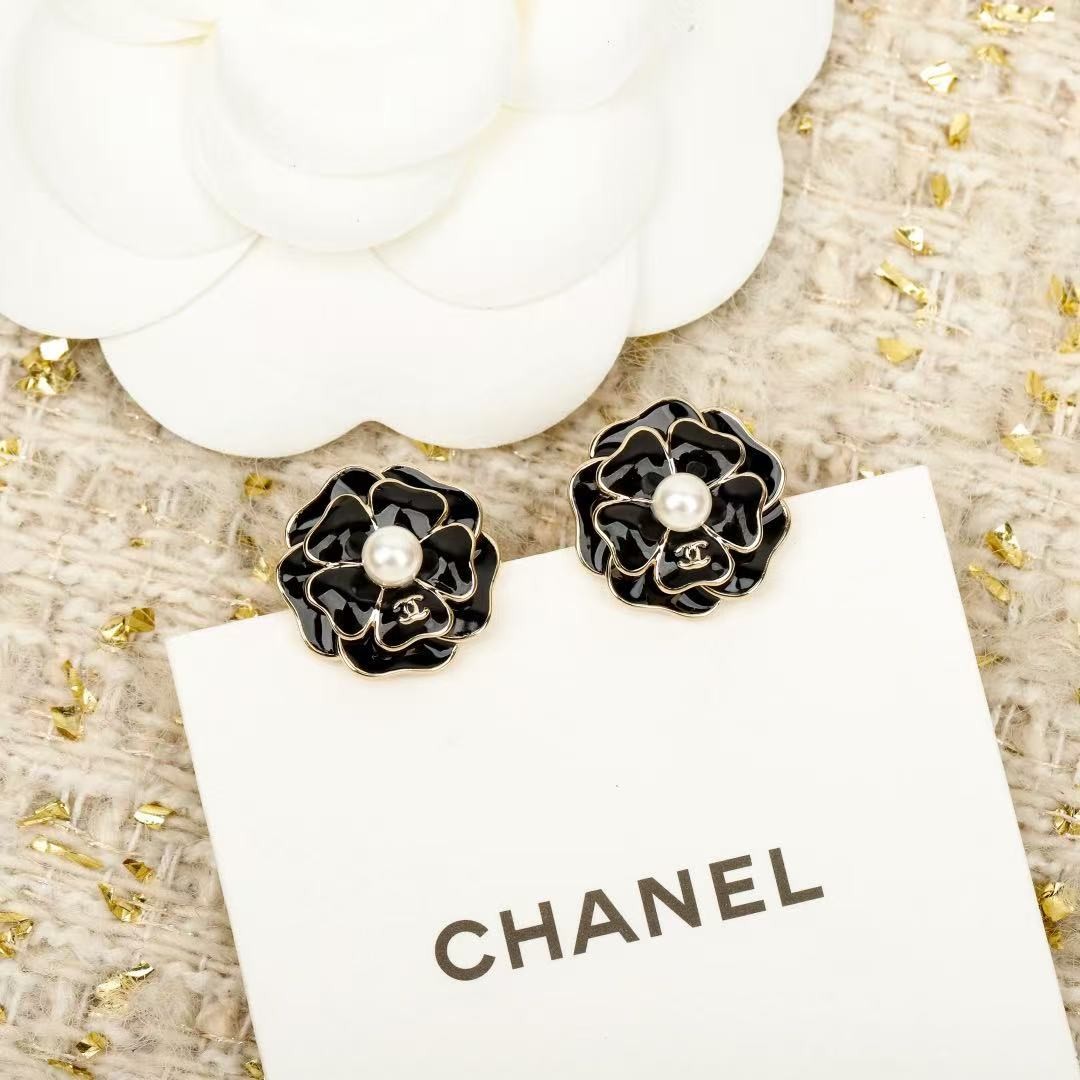 <p>CHANEL 山茶花双c耳钉</p>