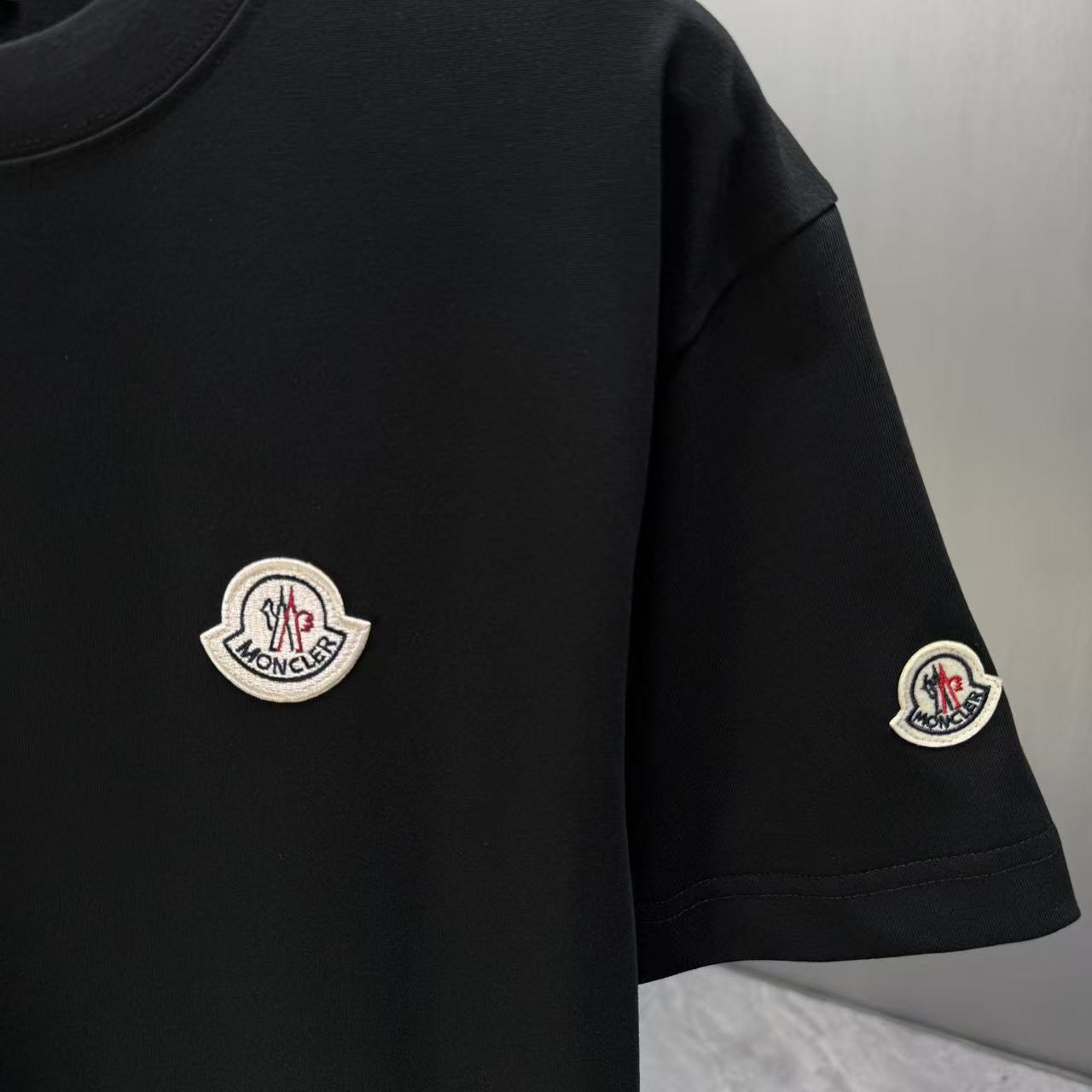 <p>Moncler 短袖T恤(黑)</p>