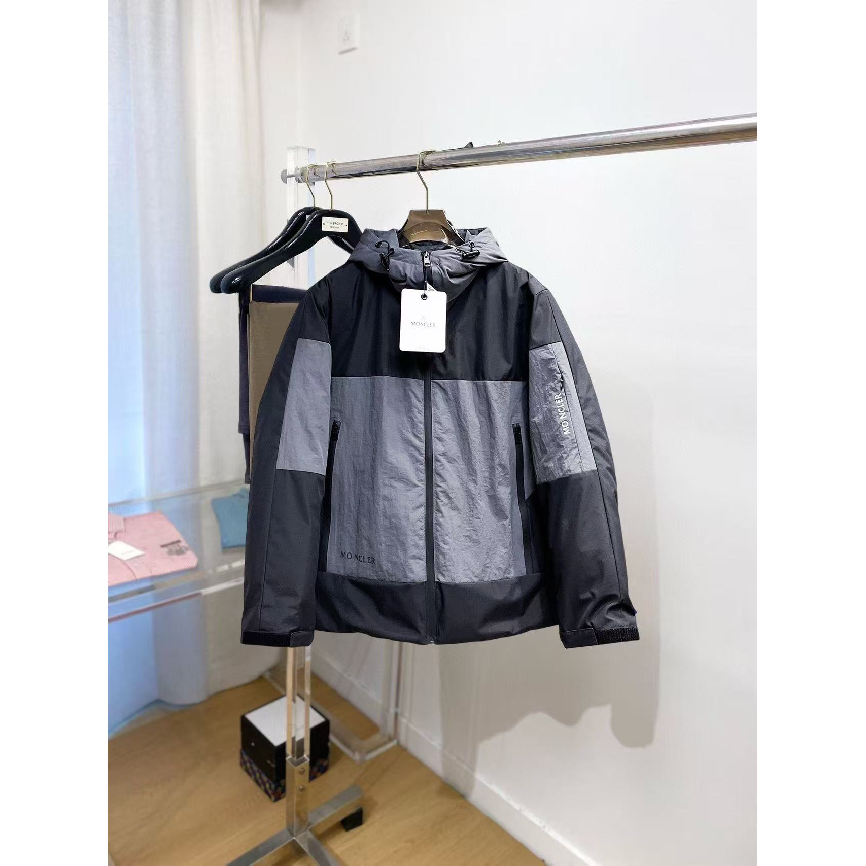 <p>MONCLER&nbsp;秋冬新款羽绒服(灰)</p>