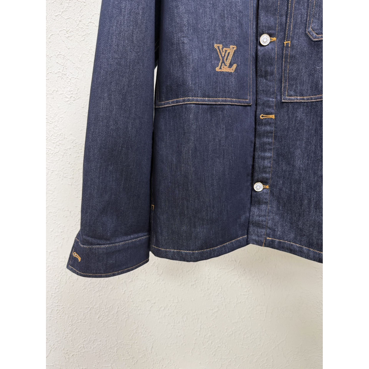 <p>LV&nbsp;牛仔外套</p>