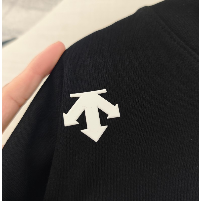 <p>DESCENTE 連帽長袖T恤(黑)</p>