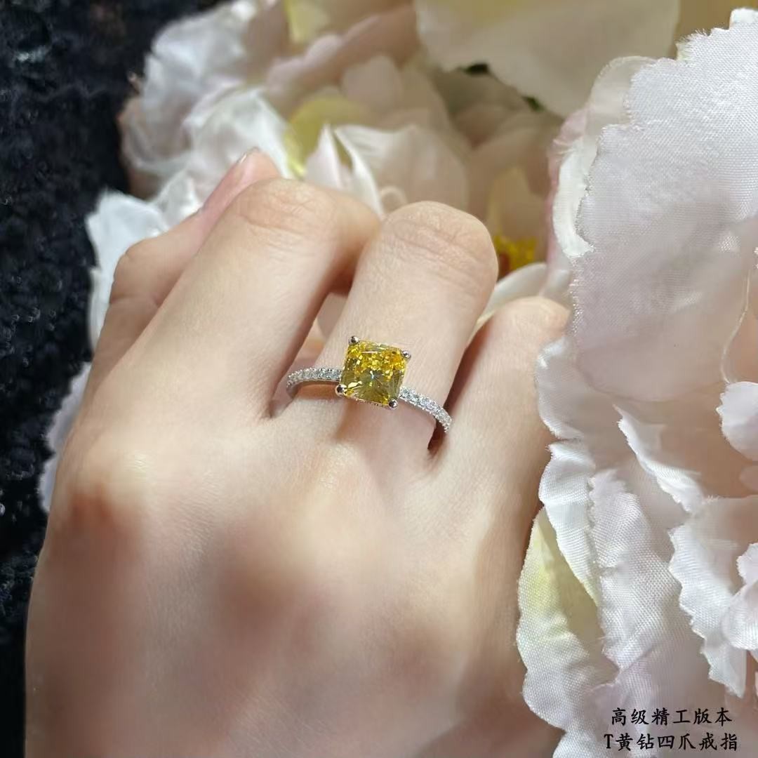 <p>Tiffany&nbsp;黄钻四爪戒指</p>