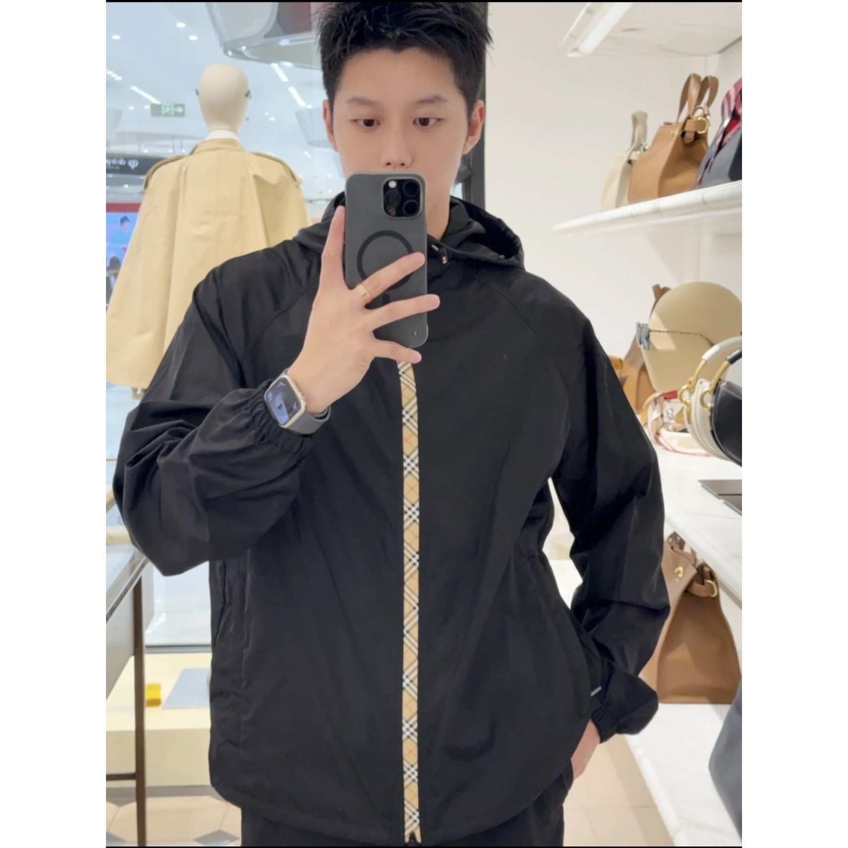 <p>Burberry 硅胶印章尼龙连帽外套(雙面穿)</p>