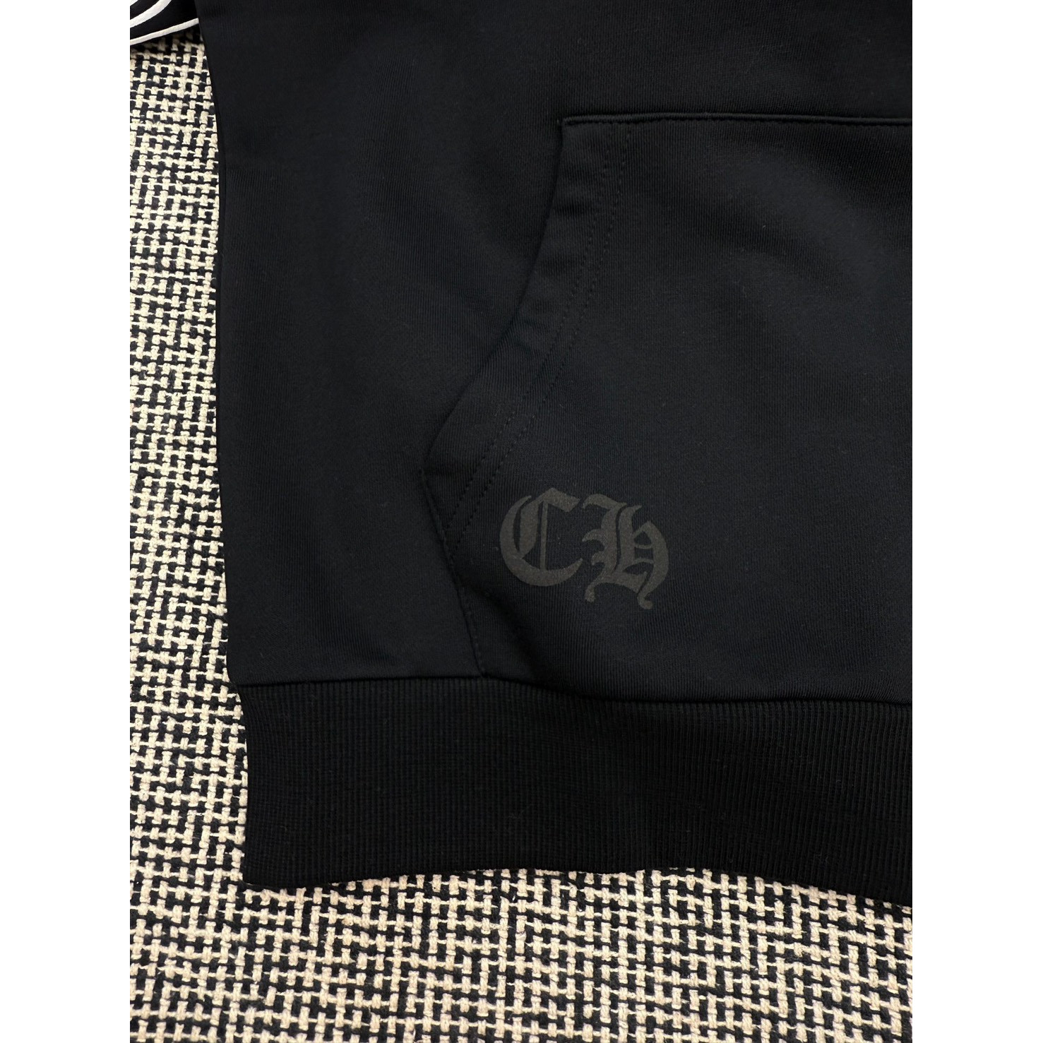 <p>Chrome Hearts 马蹄花纹手臂连帽拉链卫衣(黑底白梵文)</p>

<p>&nbsp;</p>