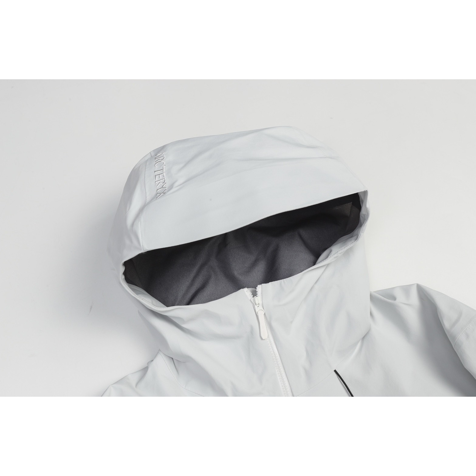 <p>Arc'teryx Bate SL 轻质透气连帽冲锋衣(白)</p>