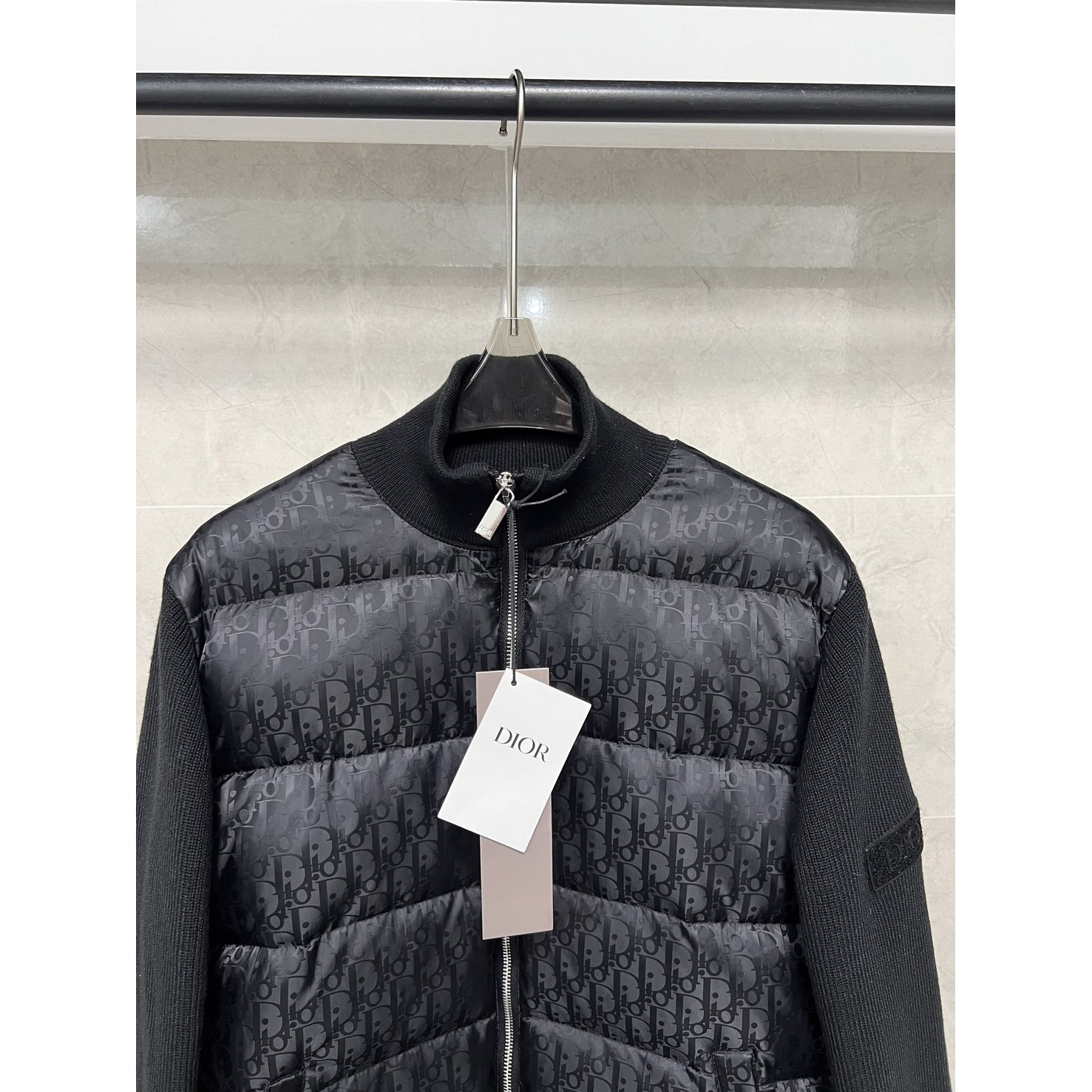 <p>Dior 经典针织羽绒款(黑色)</p>

<p>&nbsp;</p>