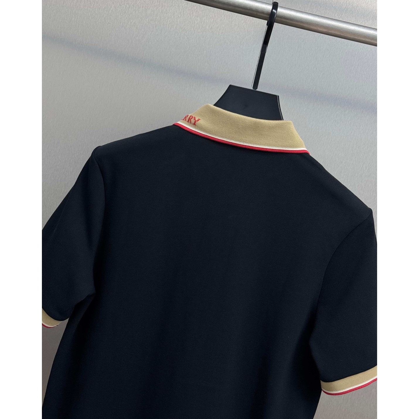 <p>BURBERRY 短袖翻领polo衫(黑)</p>