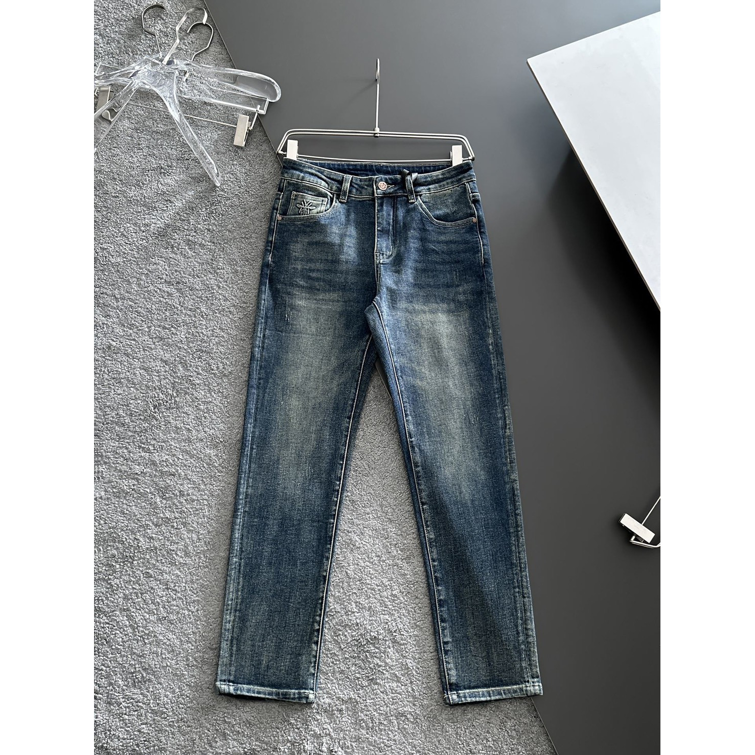 <p>DIOR&nbsp;高品质牛仔裤</p>
