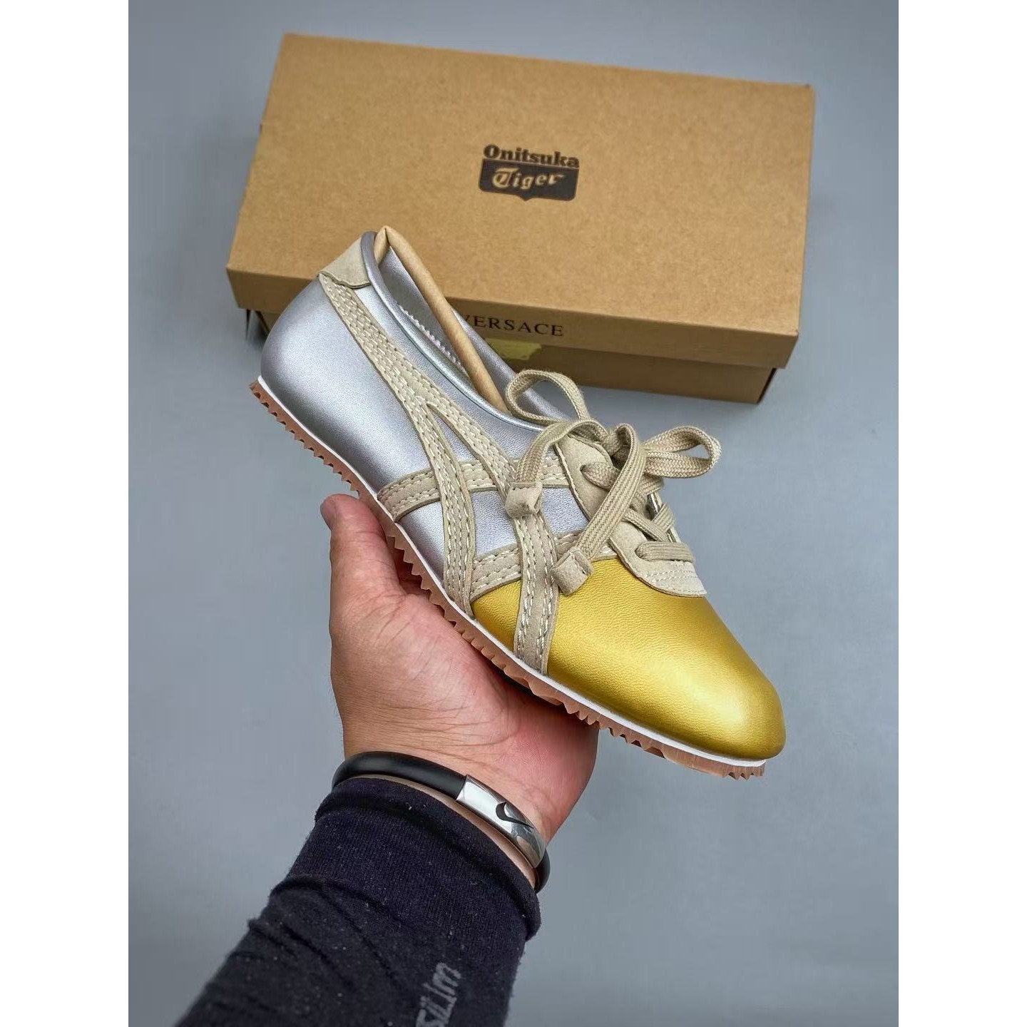 <p>Versace x Onitsuka Tiger 低帮休闲鞋(金銀)</p>