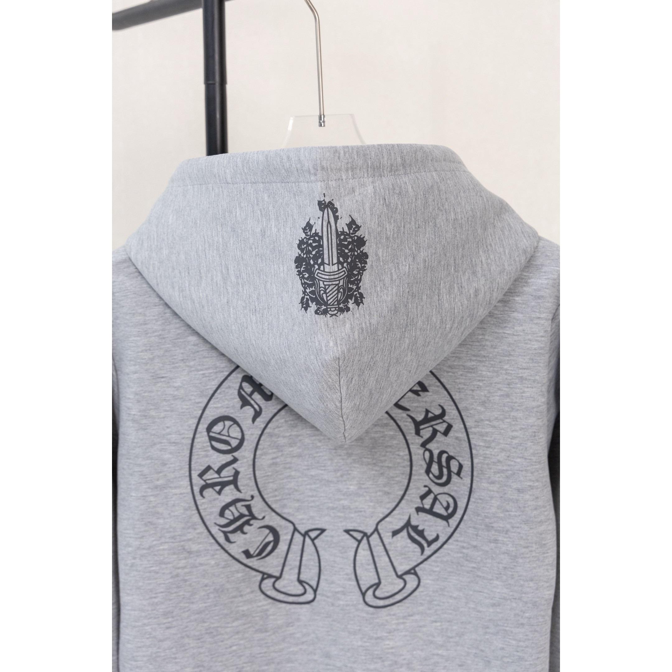 <p>CHROME HEARTS&nbsp;&nbsp;马蹄麒麟臂连帽外套(XB138灰)</p>
