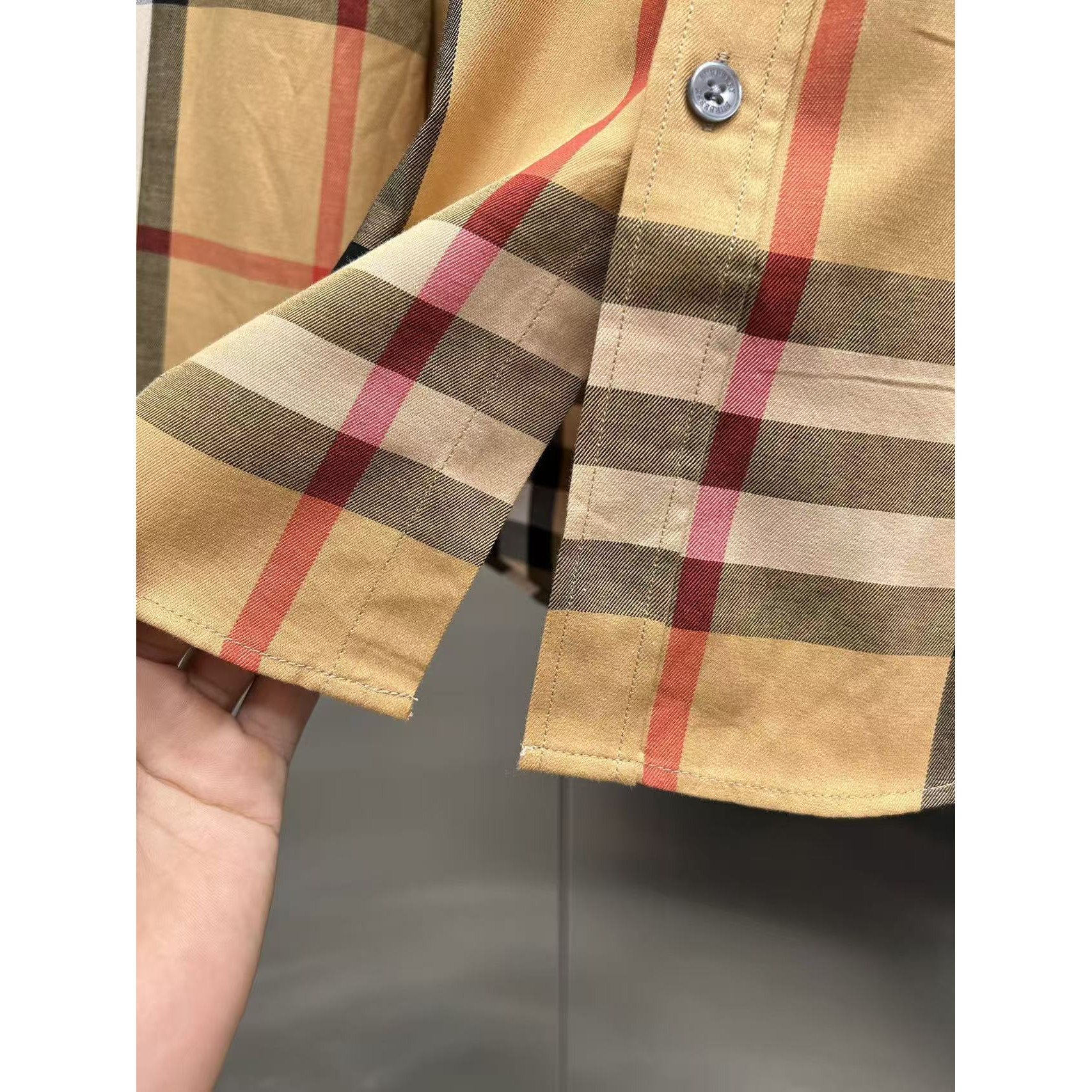 <p>Burberry 长袖衬衫(783232)</p>